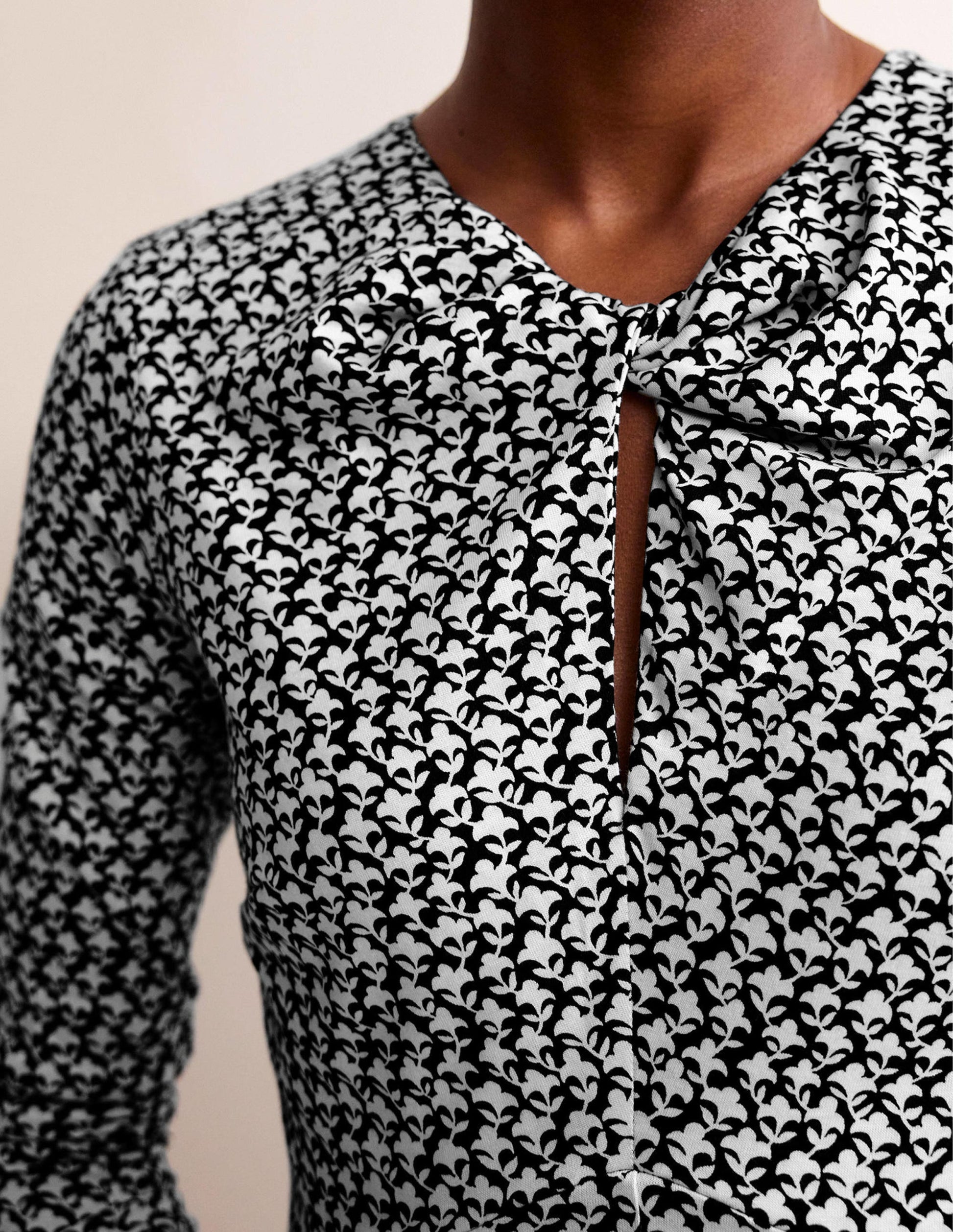 Midikleid in Empire-Form zum Knoten-Schwarz, Lilienzweig-2