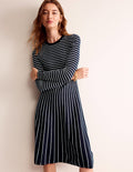 Maria Strick-Midikleid-Marineblau und Naturweiß