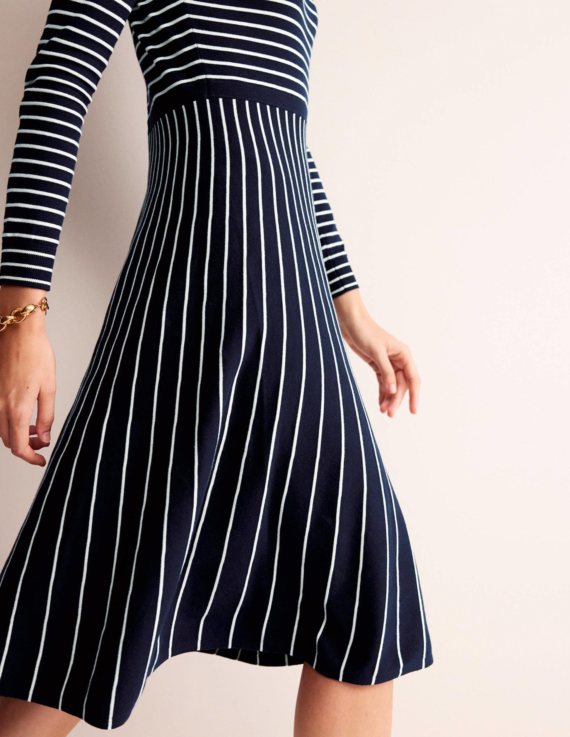 Maria Strick-Midikleid-Marineblau und Naturweiß-2