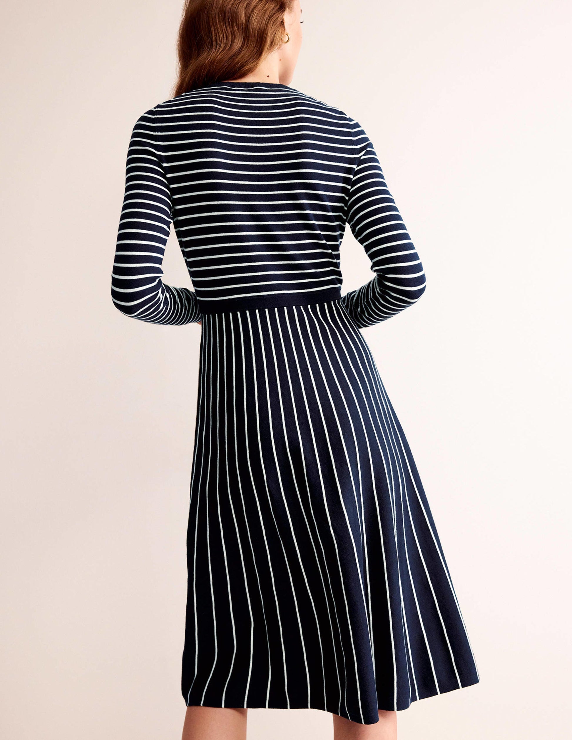 Maria Strick-Midikleid-Marineblau und Naturweiß-3