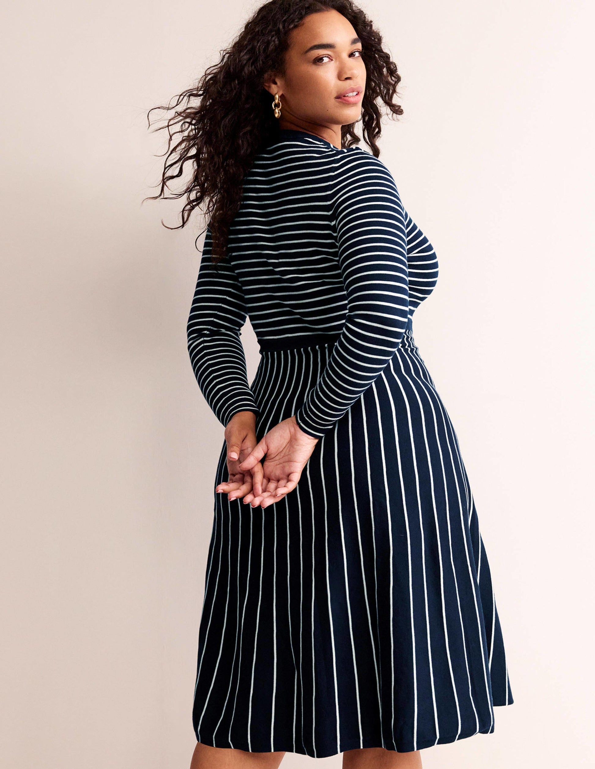 Maria Strick-Midikleid-Marineblau und Naturweiß-9