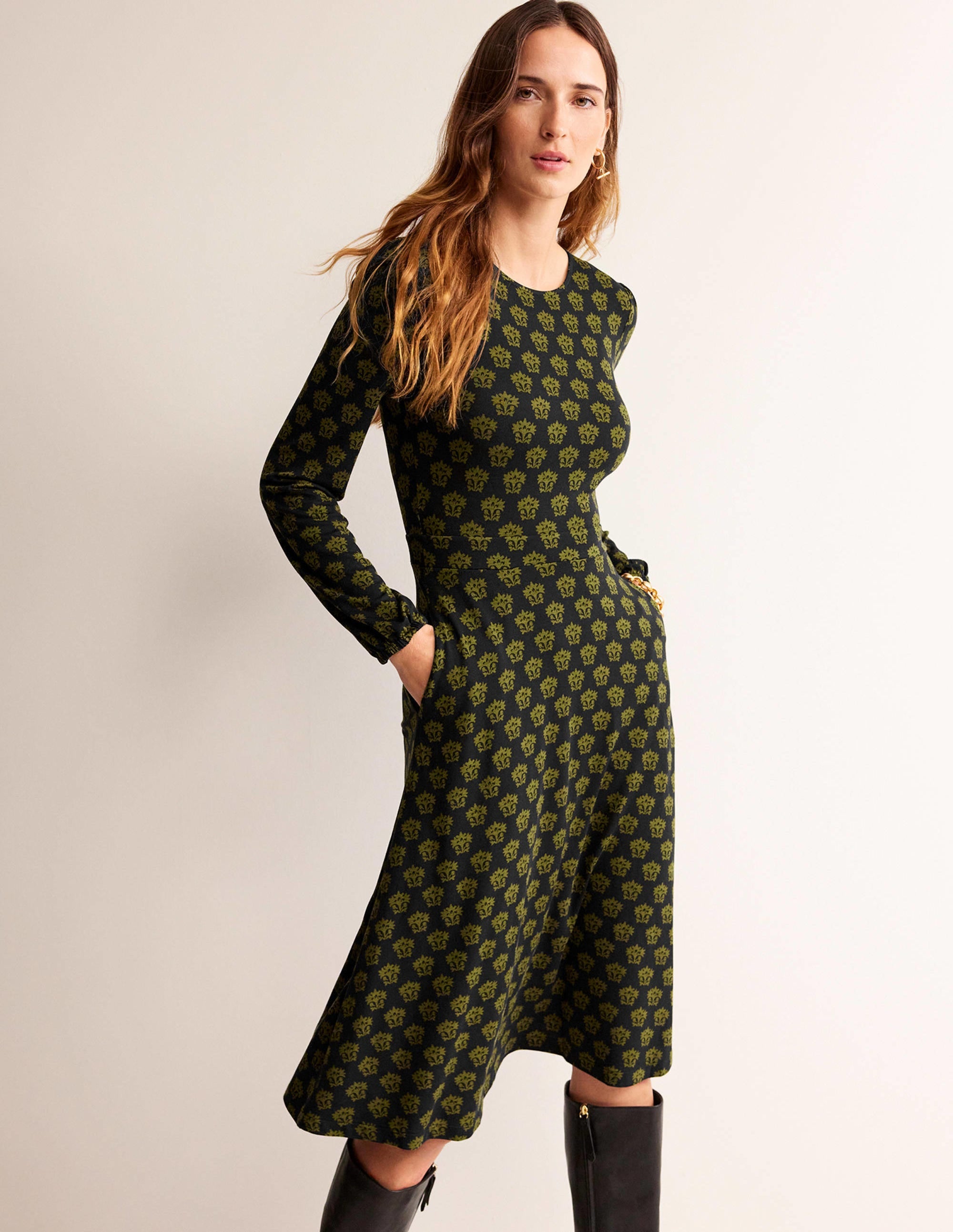 Camille Midikleid aus Jersey-Schwarz, Lilie - Image 4