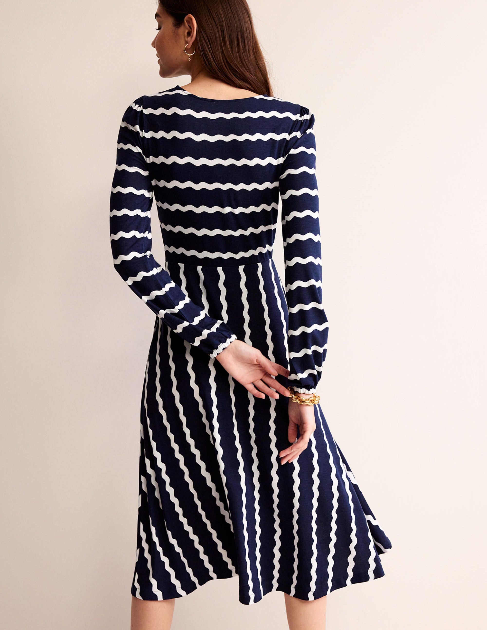 Camille Midikleid aus Jersey-Französisches Marineblau, Chevron - Image 3