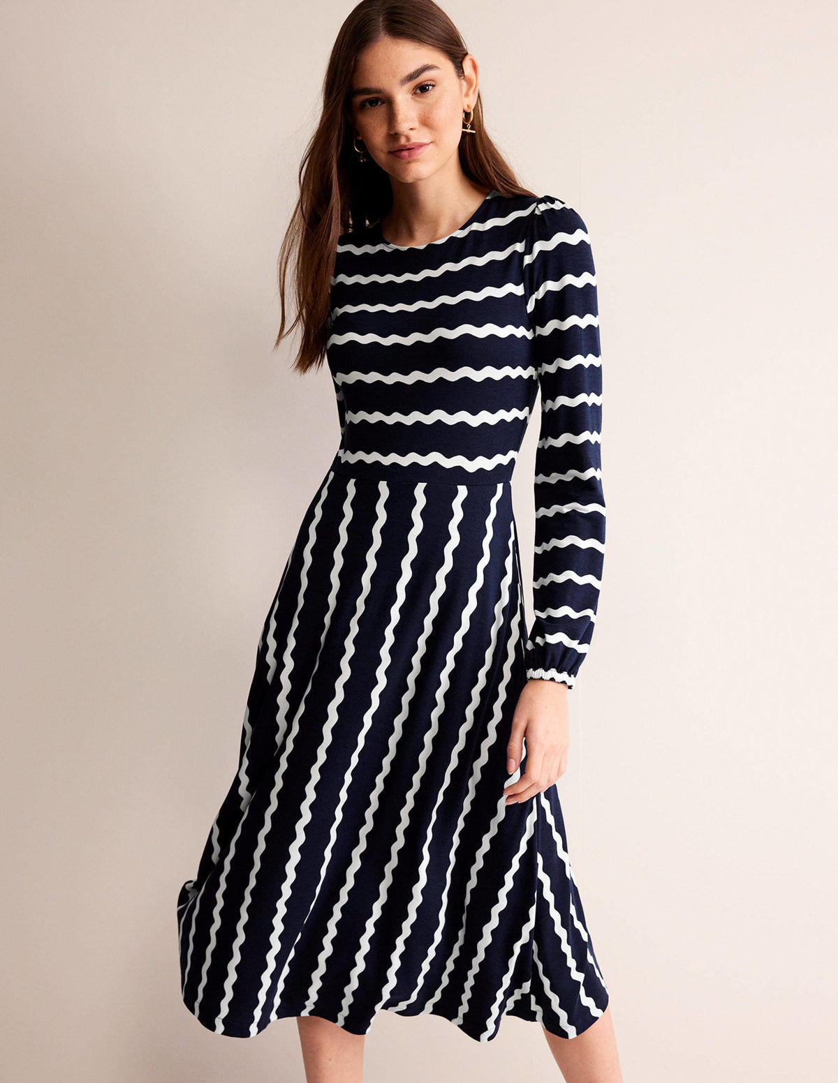 Camille Midikleid aus Jersey-Französisches Marineblau, Chevron - Image 4