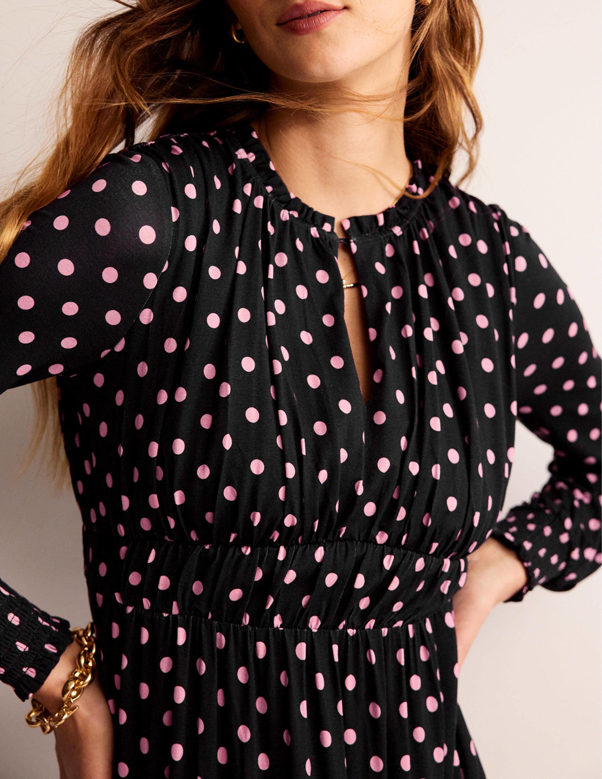 Robe midi froncée style 40s en jersey-Noir, pois - Image 2