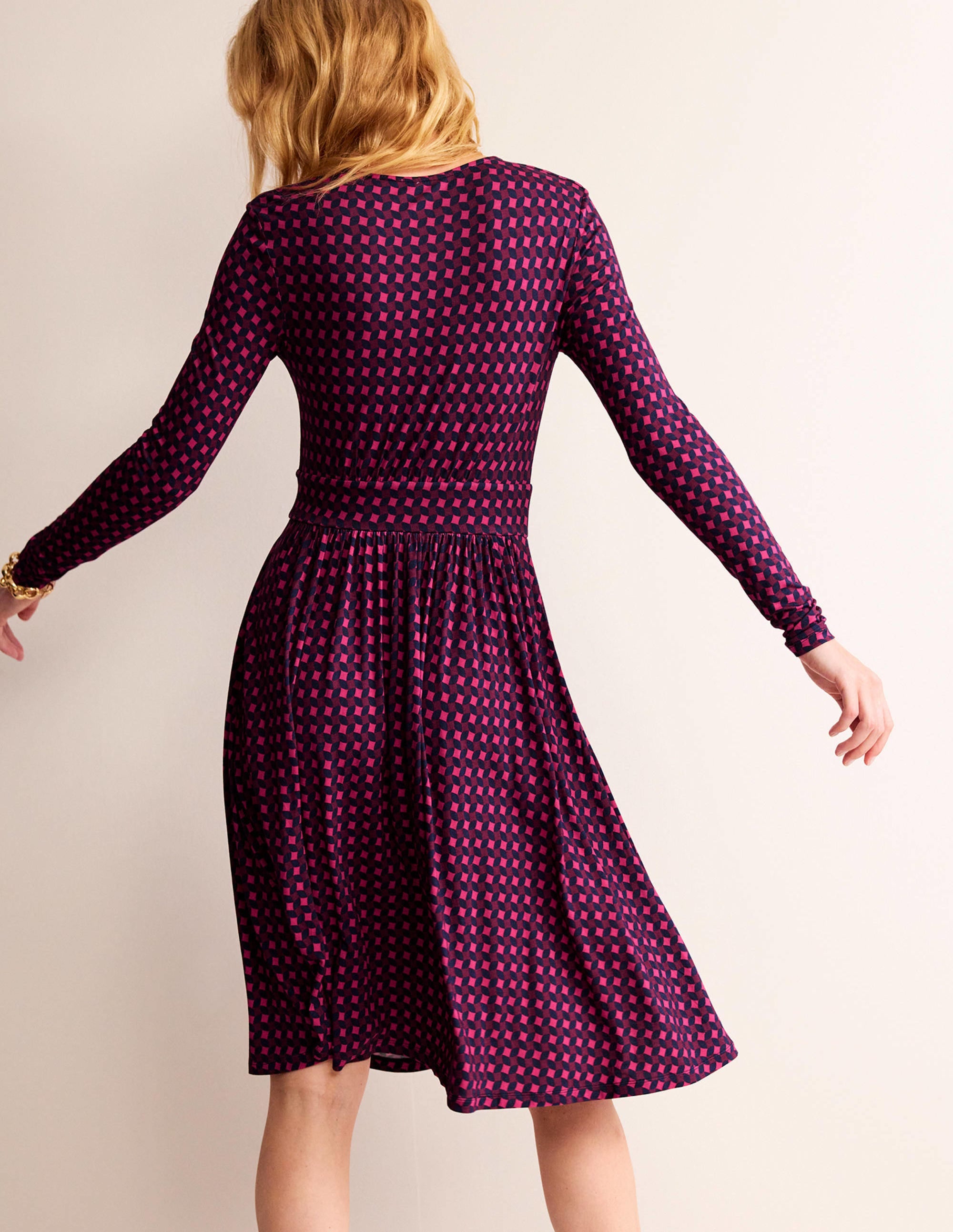 Thea Kurzes Kleid aus Jersey-Kräftiges Pink, Abstrakt Diamant - Image 3