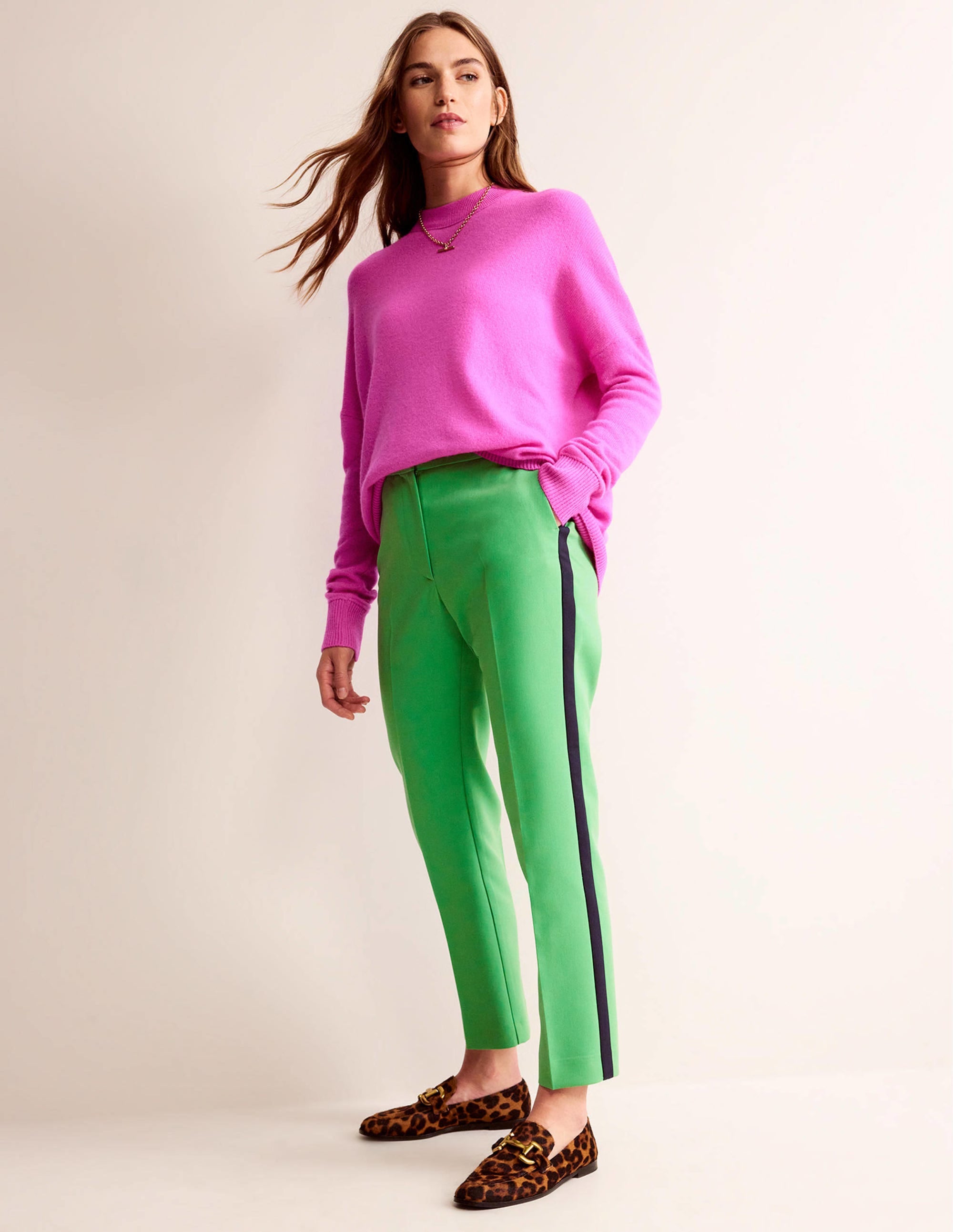 Pull boyfriend à col rond en cachemire-Bordeaux Foncé, Noisette et Amarante - Image 4