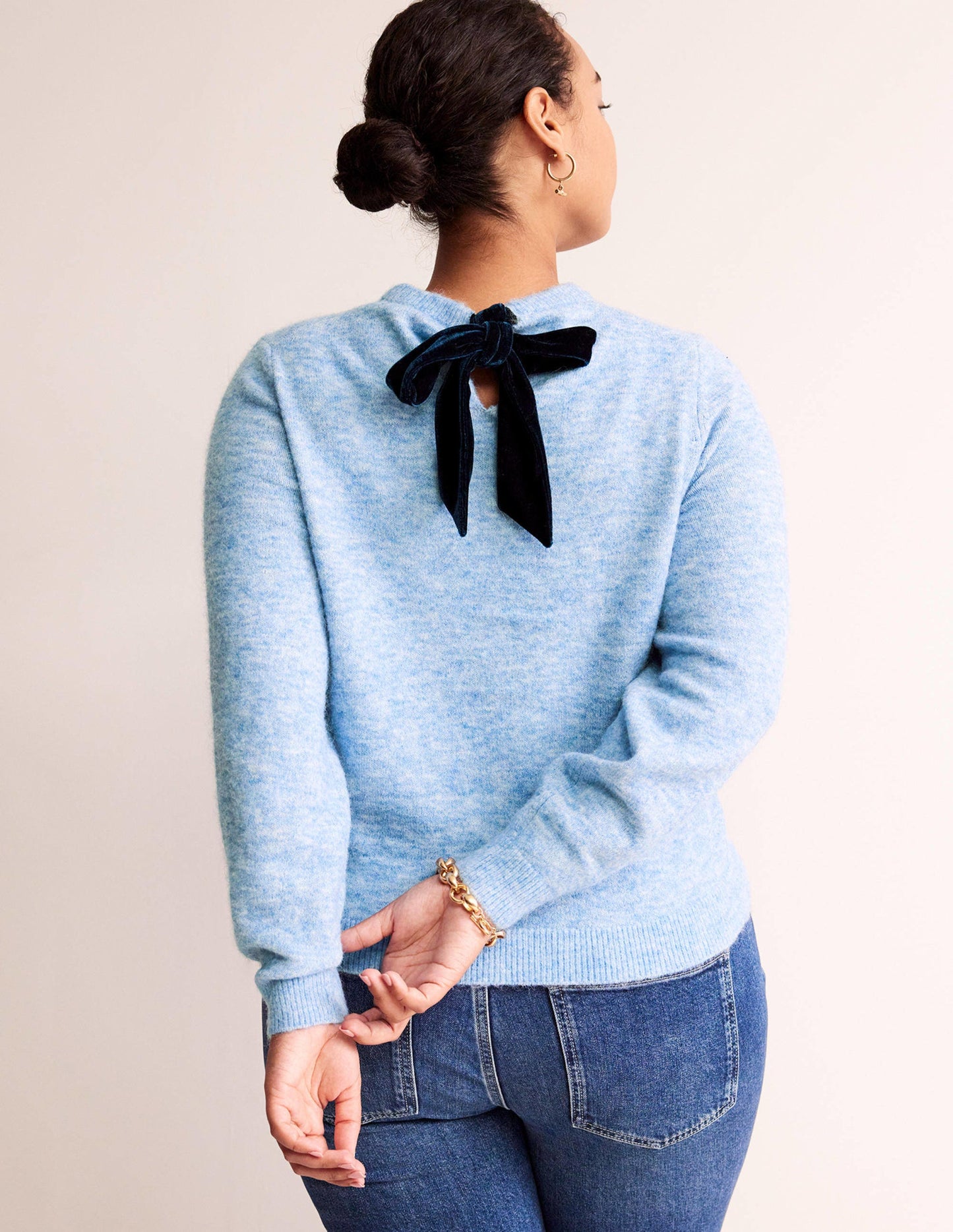 Flauschiger Pullover mit Schleife am Rücken-Azurblau