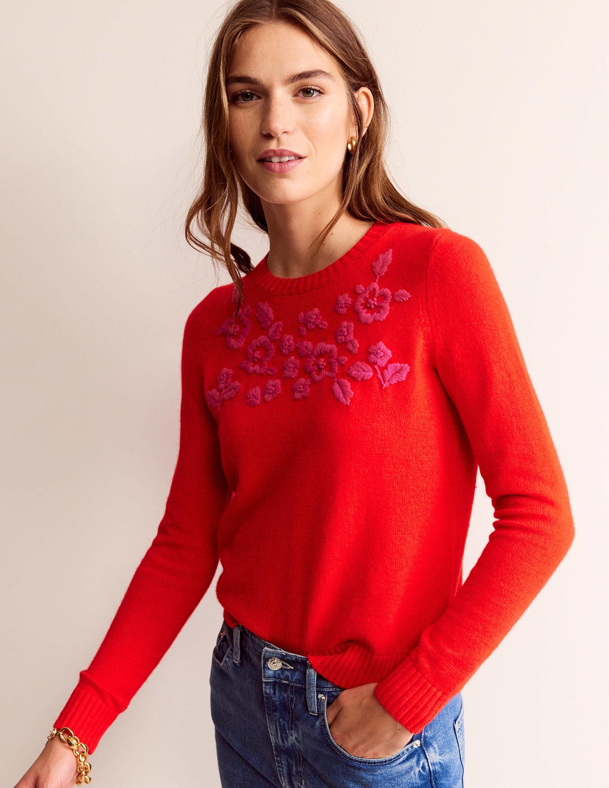 Pull brodé à col rond-Rouge brillant - Image 4
