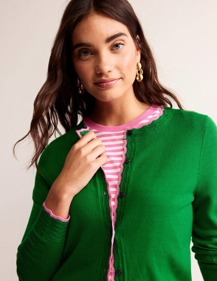 Merino-Strickjacke mit Muschelsaum-Wiesengrün