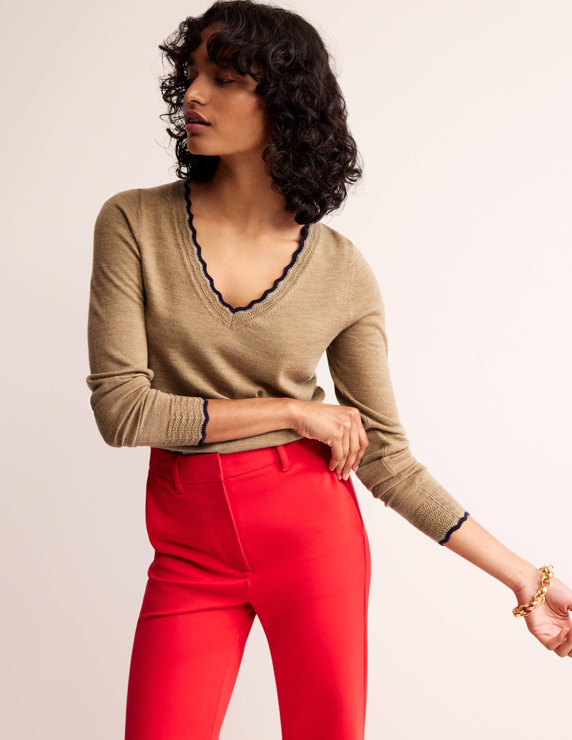 Pull festonné en laine mérinos à col en V-Camel chiné - Image 1