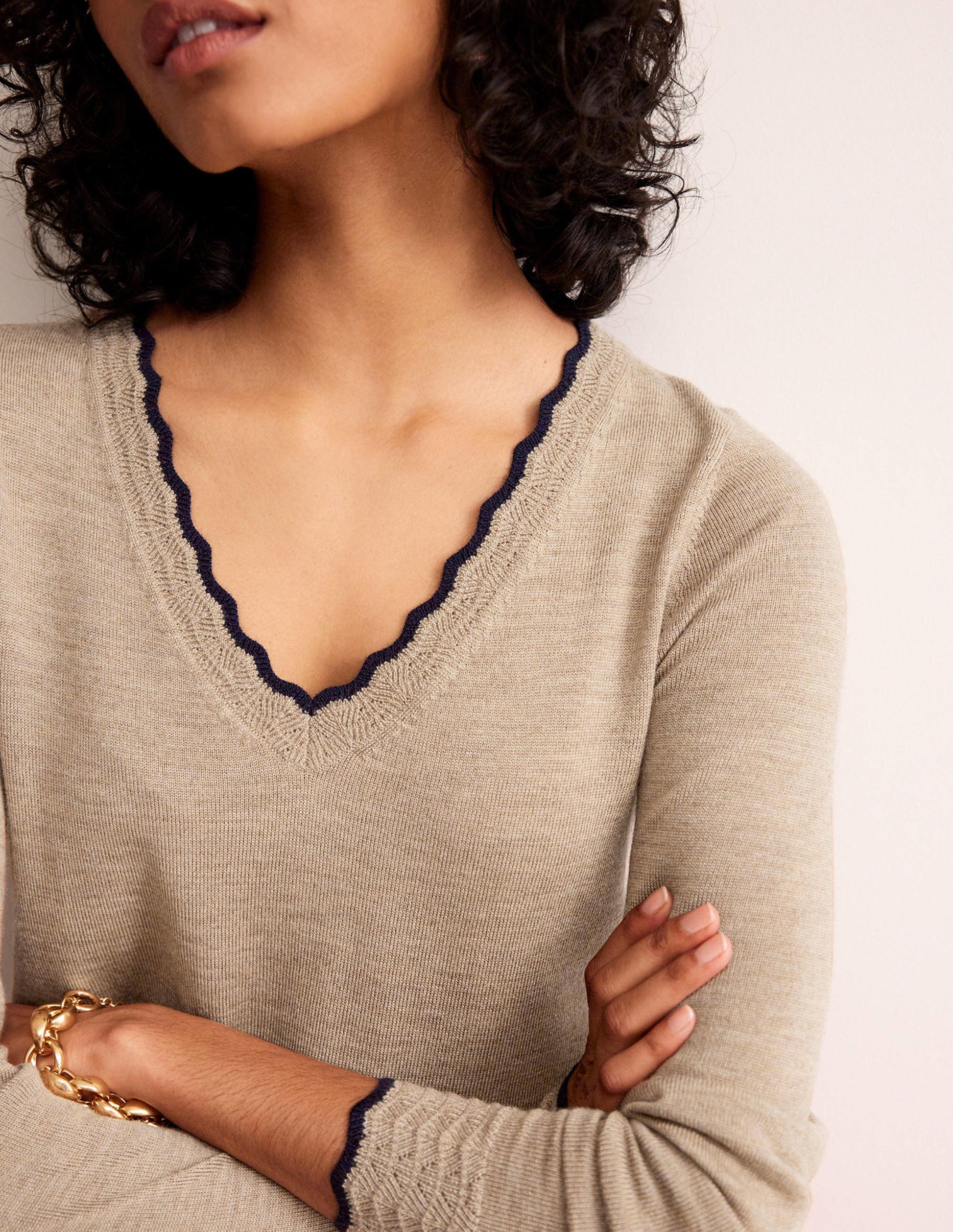 Pull festonné en laine mérinos à col en V-Camel chiné-2