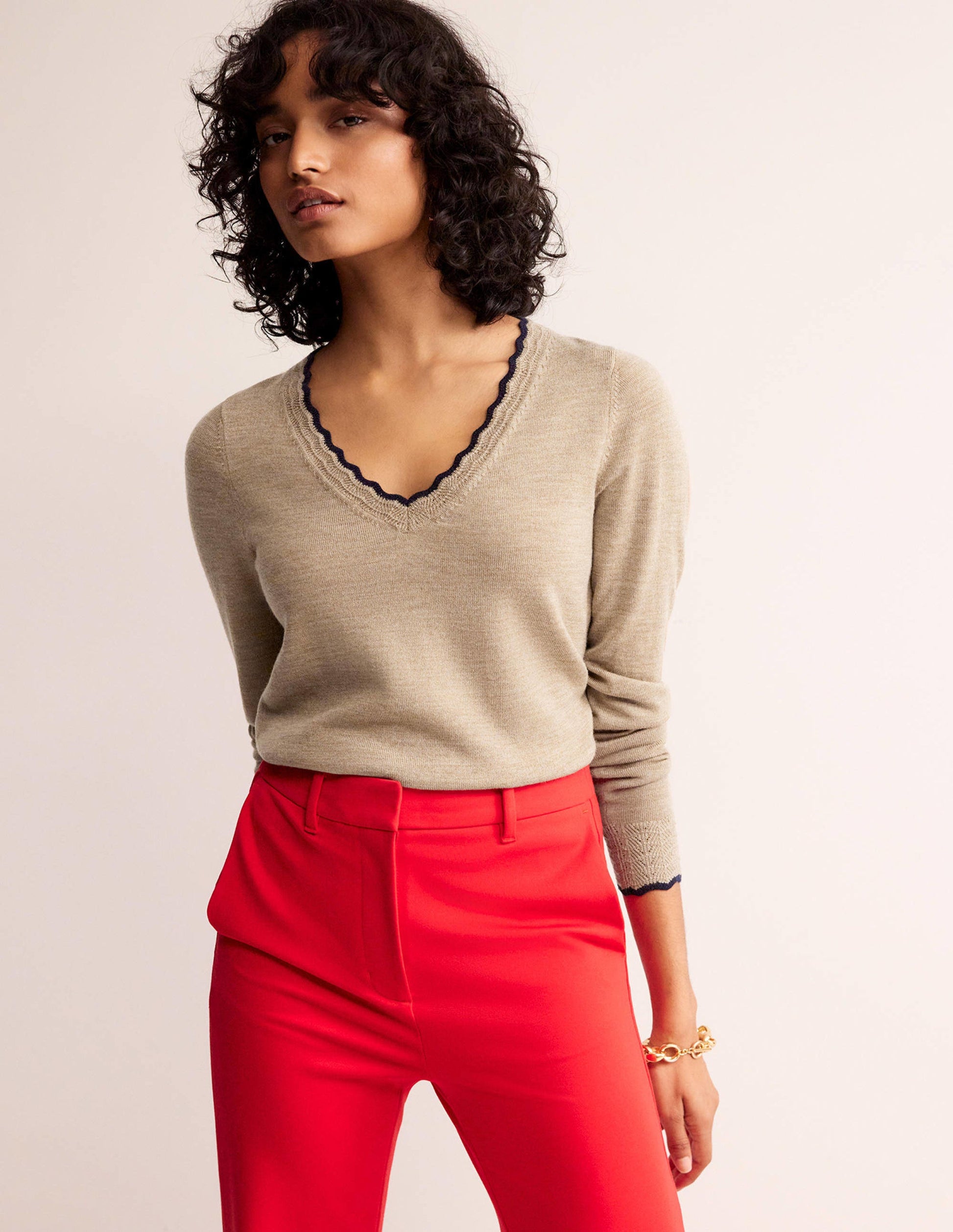 Pull festonné en laine mérinos à col en V-Camel chiné-4
