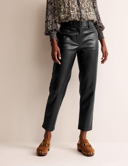 Zigarettenhose aus Kunstleder-Schwarz-4