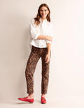 Schmale, bedruckte Jeans mit mittelhohem Bund-Kamelbraun, Gepard Pop