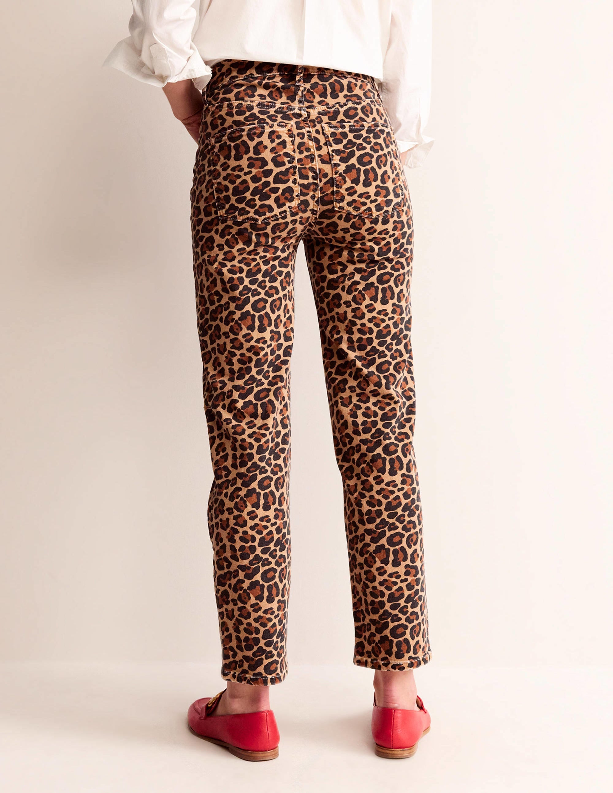 Schmale, bedruckte Jeans mit mittelhohem Bund-Kamelbraun, Gepard Pop - Image 3