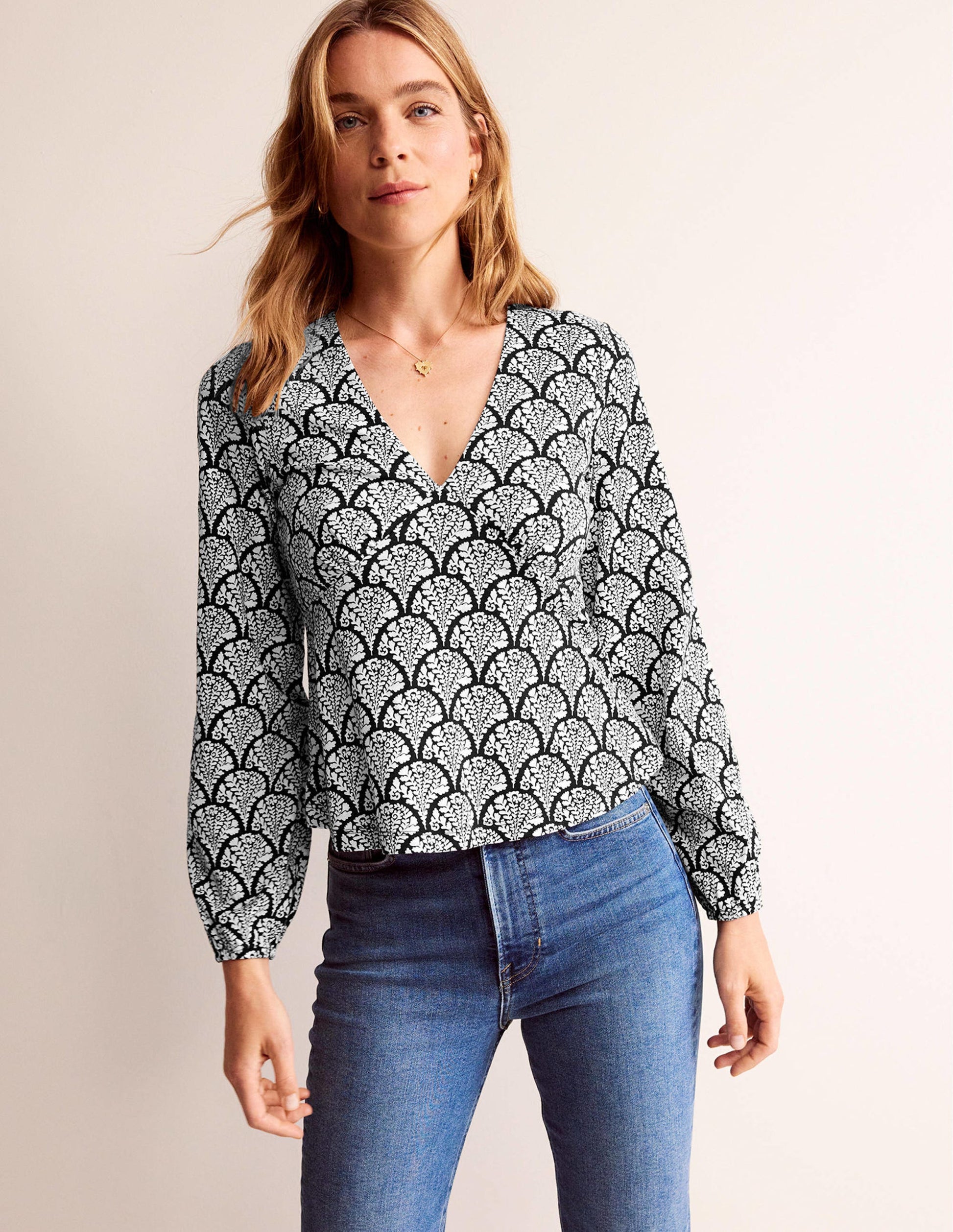 Oberteil mit V-Ausschnitt und Schößchen-Schwarz, Blumig-1