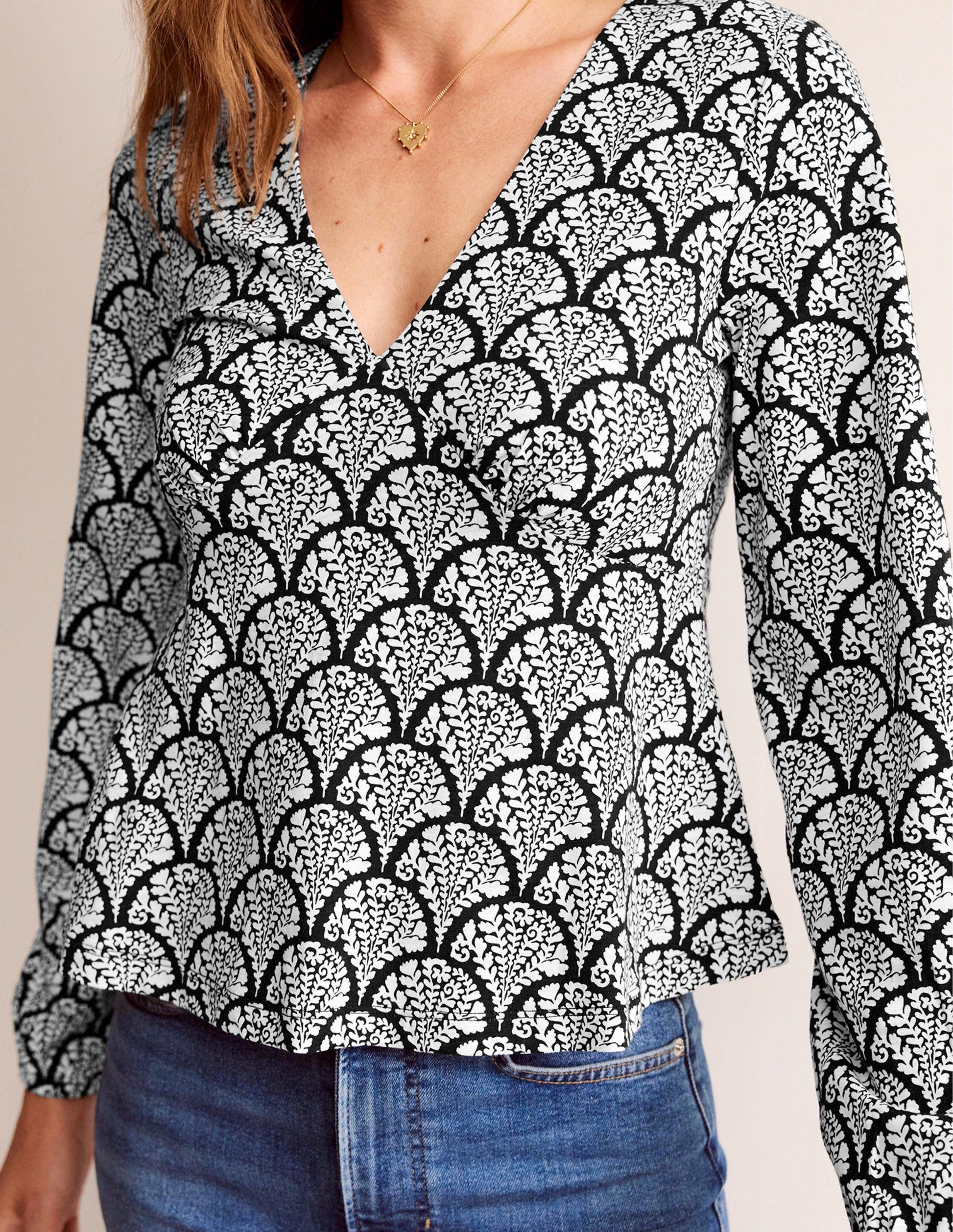 Oberteil mit V-Ausschnitt und Schößchen-Schwarz, Blumig-2