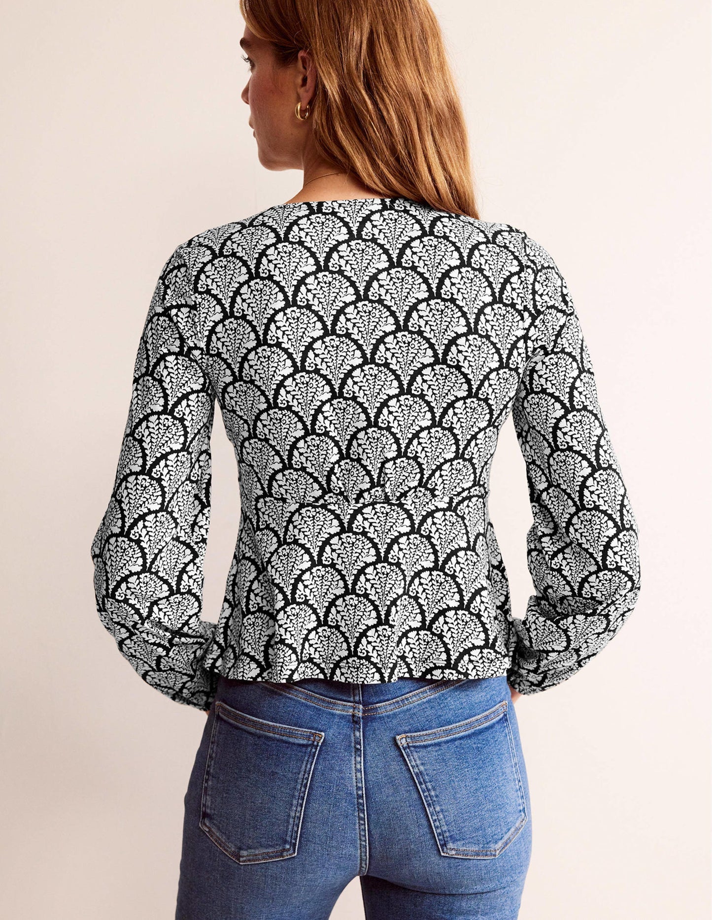 Oberteil mit V-Ausschnitt und Schößchen-Schwarz, Blumig