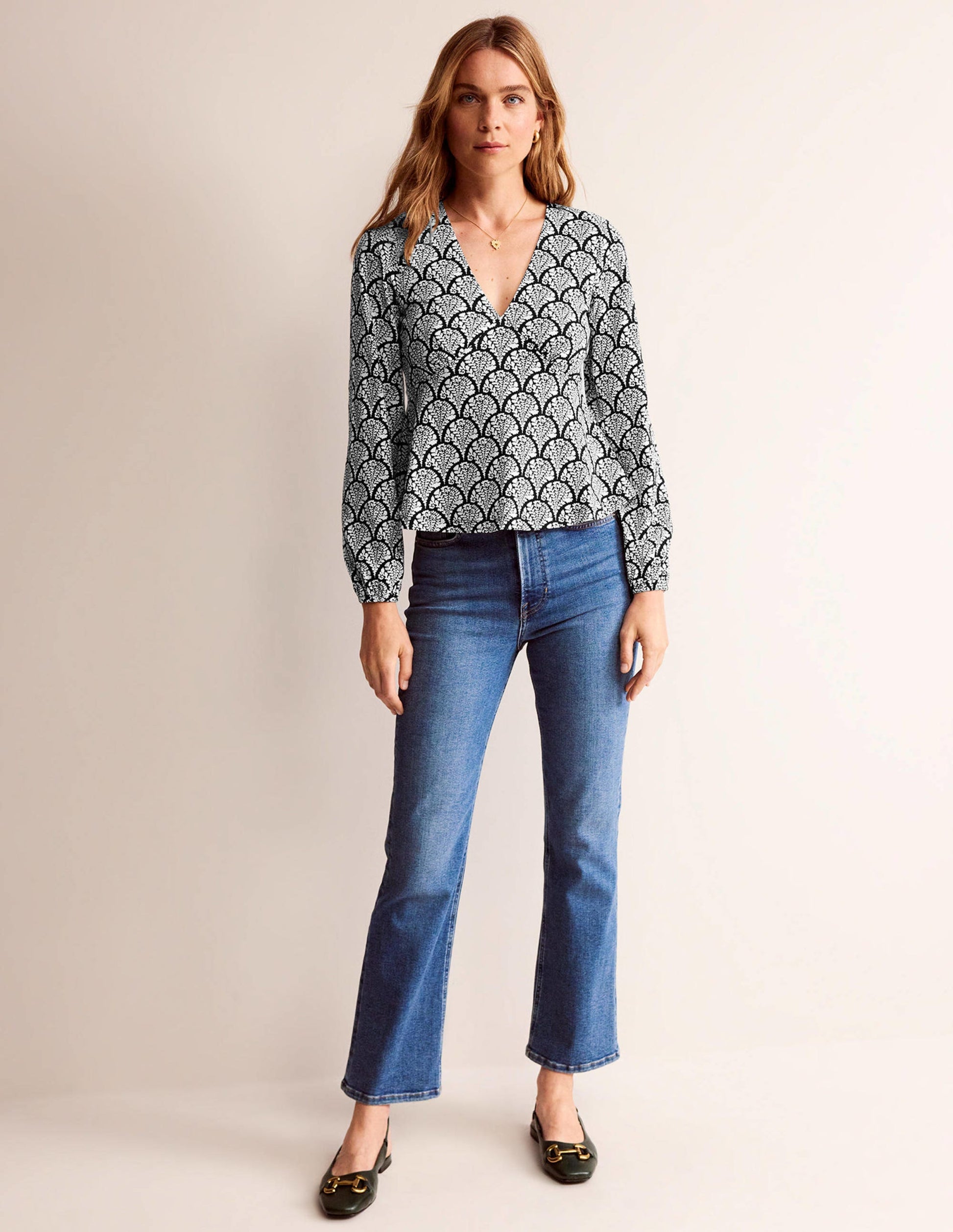 Oberteil mit V-Ausschnitt und Schößchen-Schwarz, Blumig-5