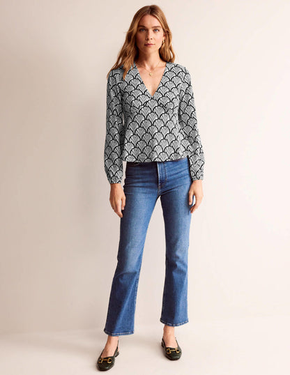 Oberteil mit V-Ausschnitt und Schößchen-Schwarz, Blumig-5