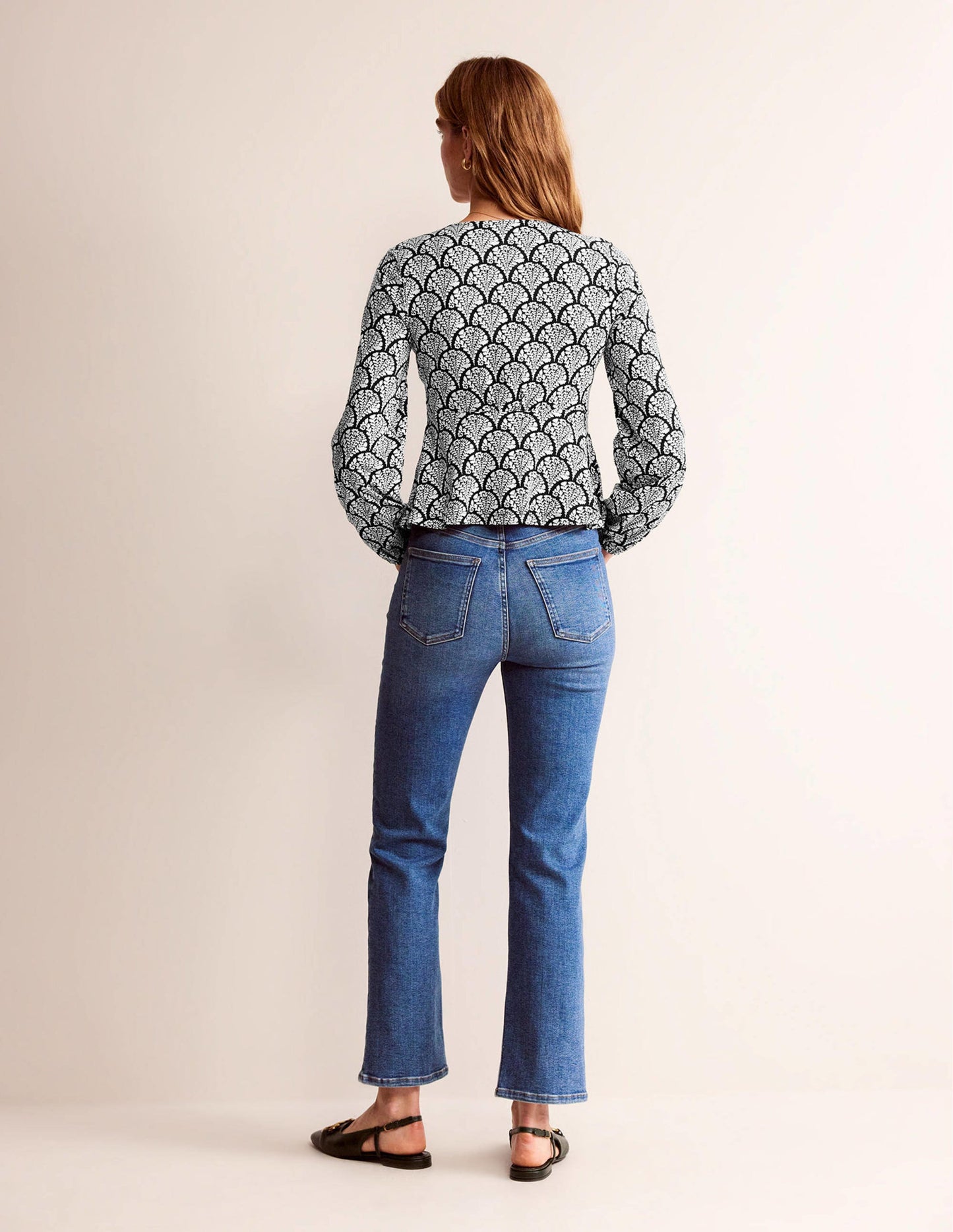 Oberteil mit V-Ausschnitt und Schößchen-Schwarz, Blumig