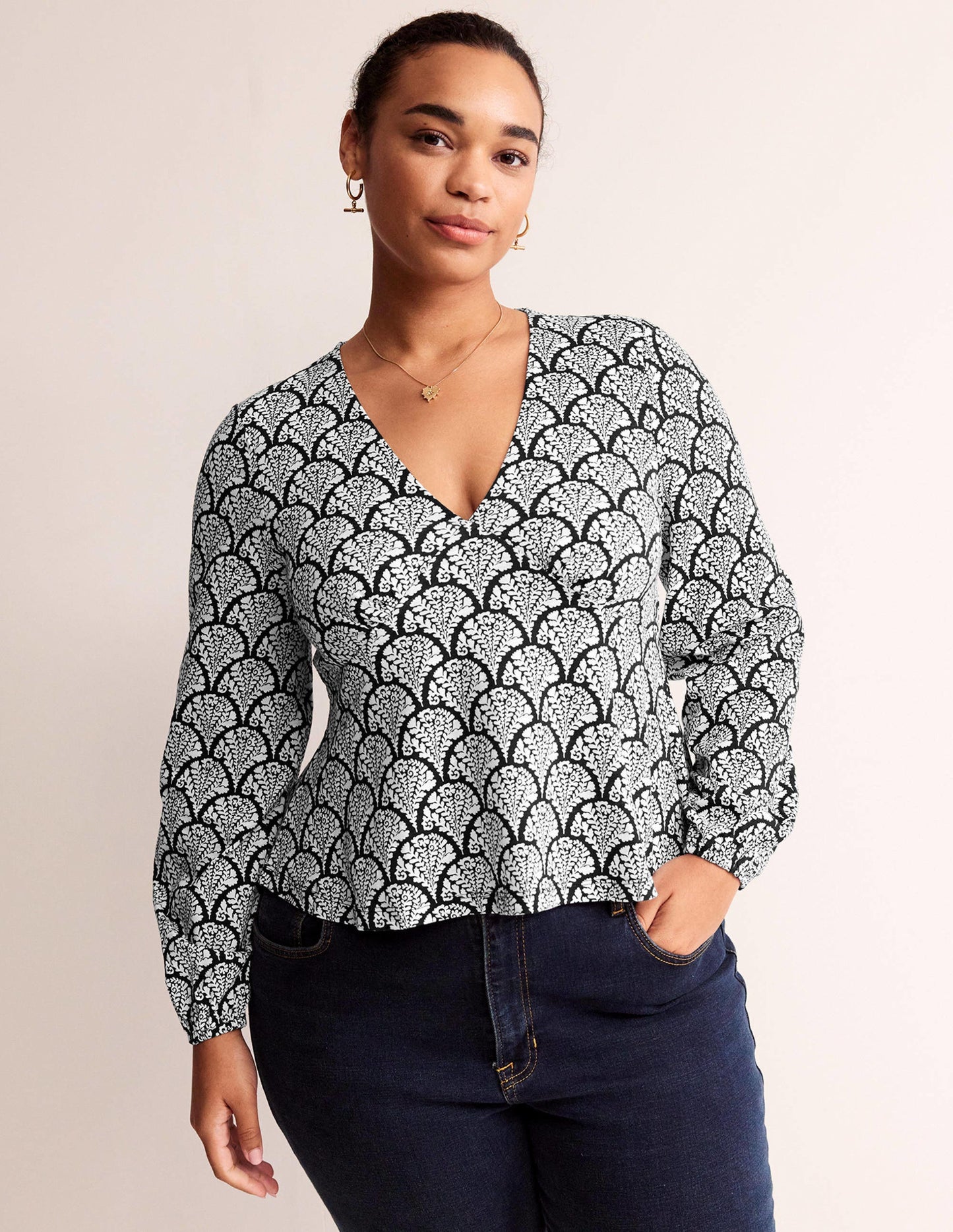 Oberteil mit V-Ausschnitt und Schößchen-Schwarz, Blumig