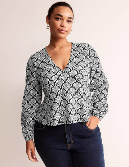 Oberteil mit V-Ausschnitt und Schößchen-Schwarz, Blumig-7