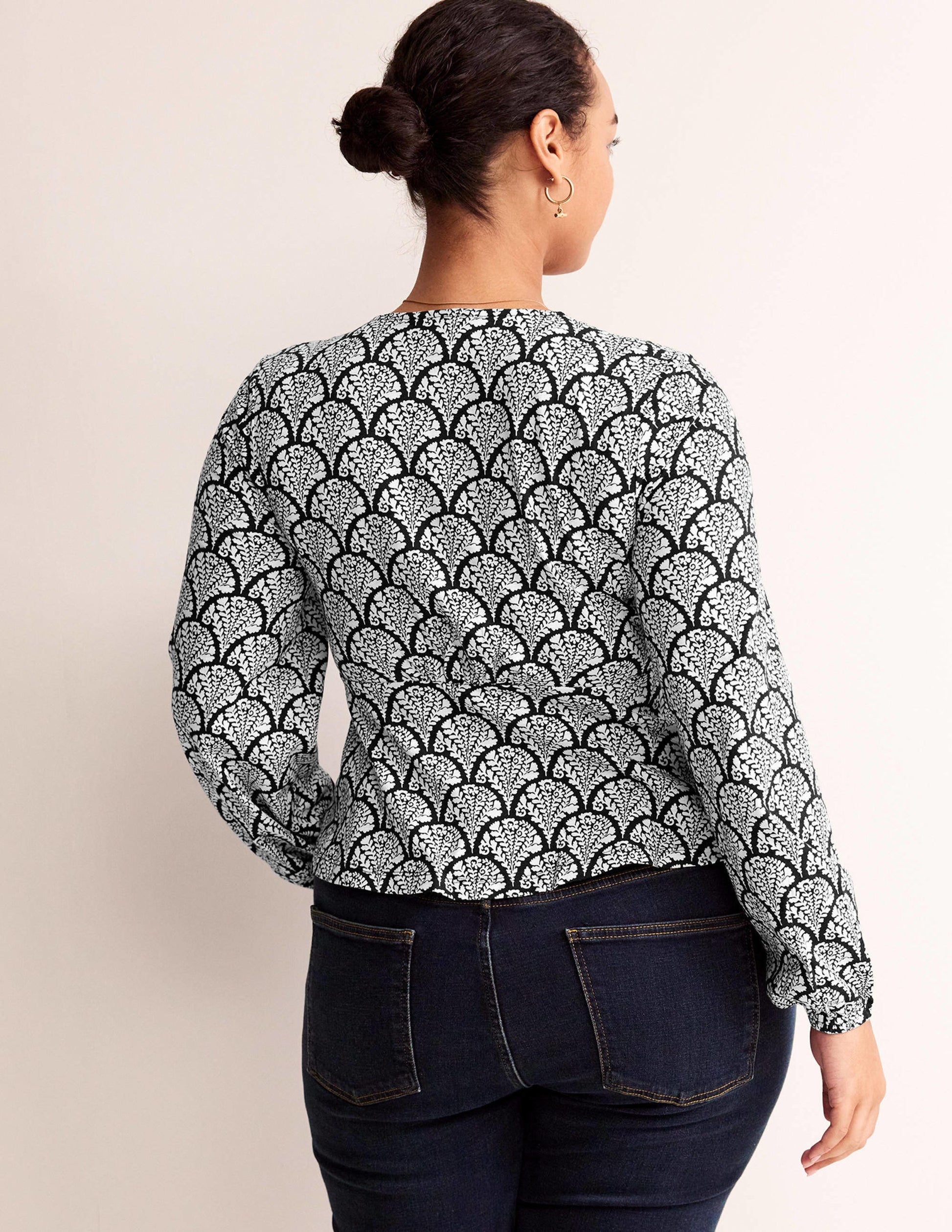 Oberteil mit V-Ausschnitt und Schößchen-Schwarz, Blumig-8