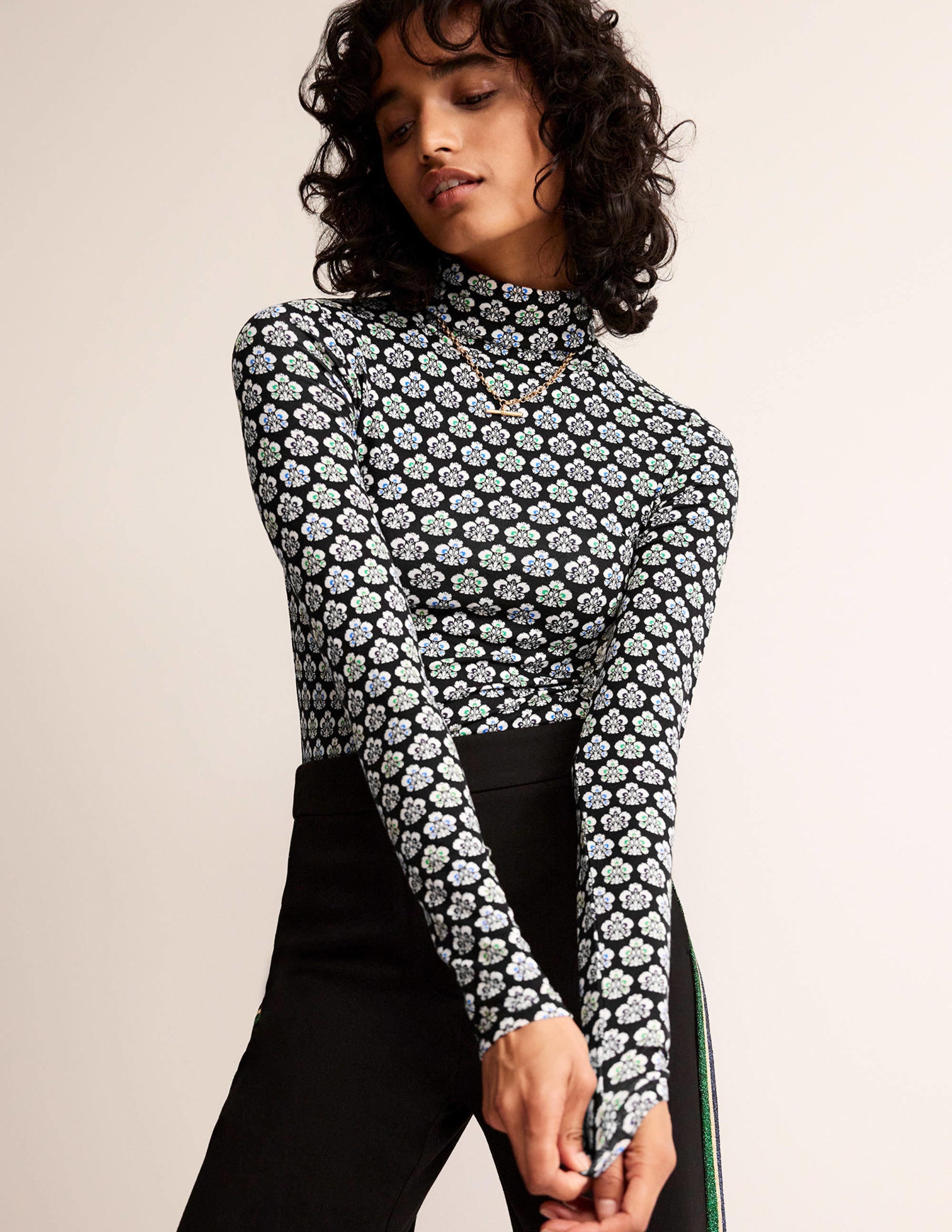 Polly Jersey-Oberteil-Schwarz, Nelkenmuster - Image 1