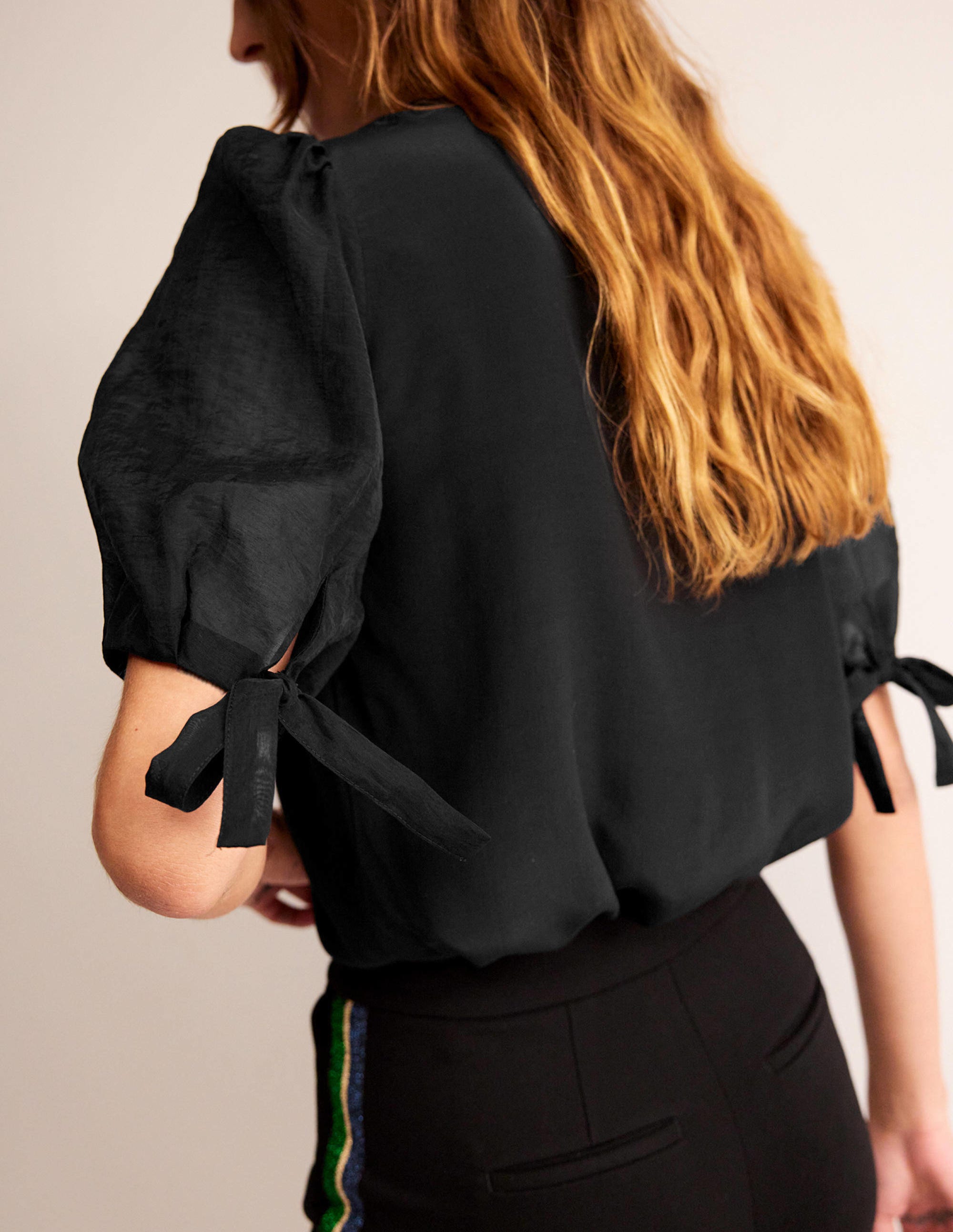 Oberteil mit Organza-Puffärmeln-Schwarz - Image 2