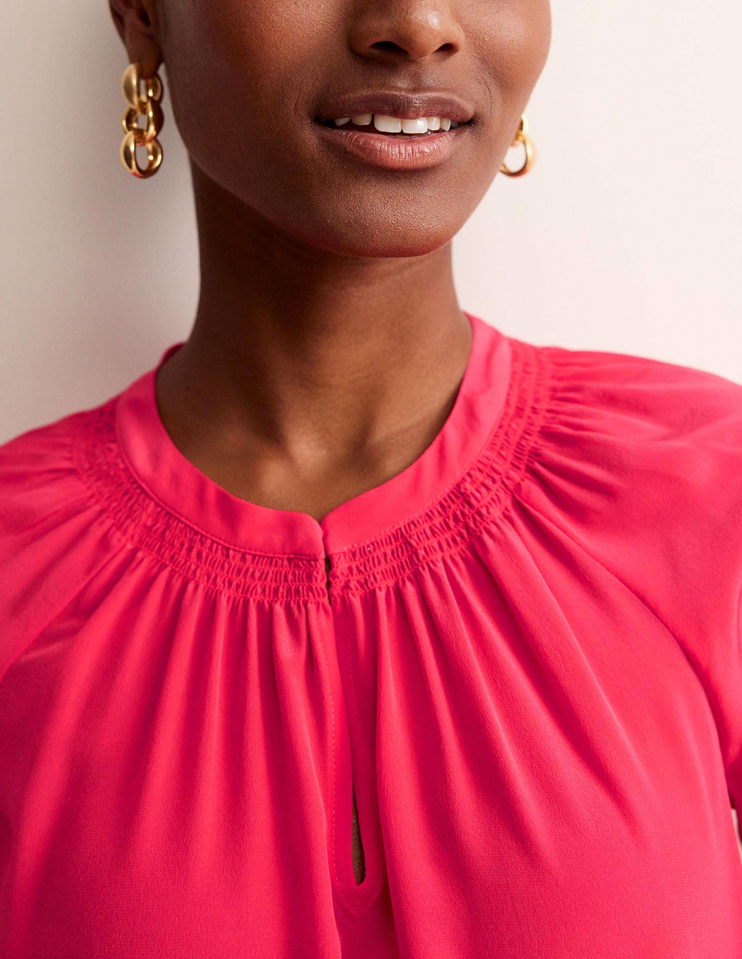 Seidenbluse mit gerafftem Kragen-Pop Pfingstrose