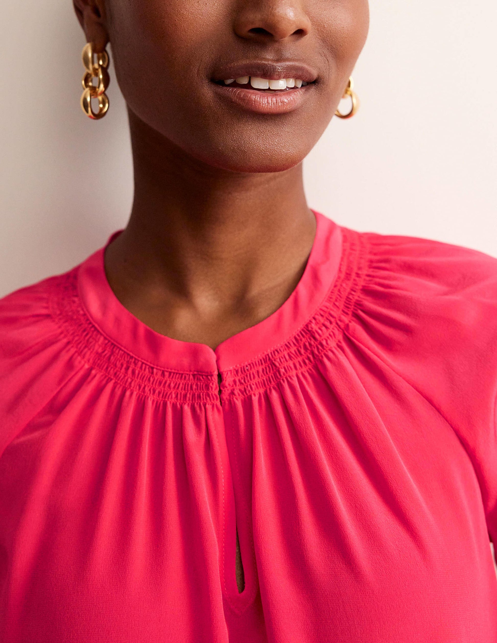 Seidenbluse mit gerafftem Kragen-Pop Pfingstrose-2