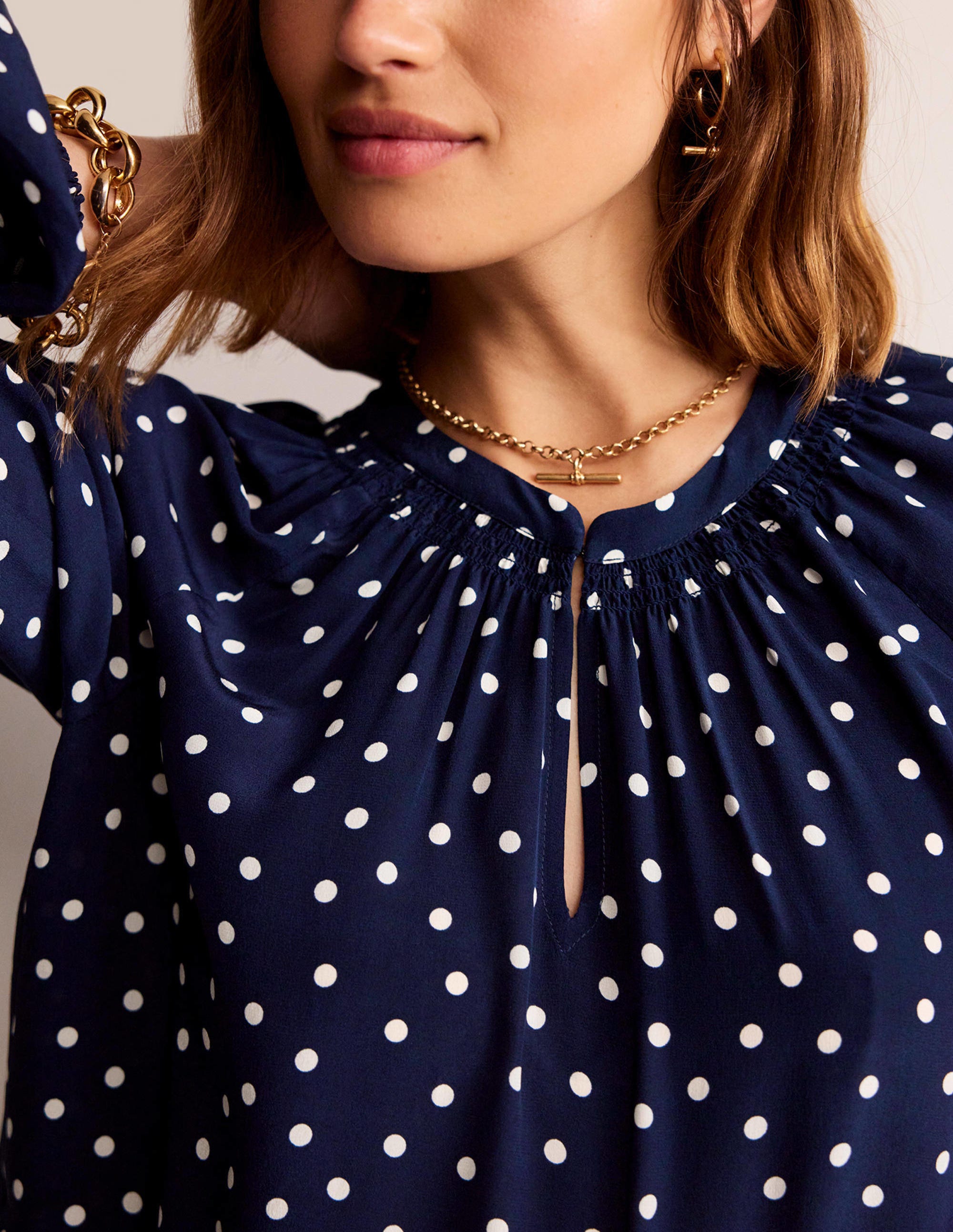 Blouse col froncé en soie-Pois bleu marine - Image 2