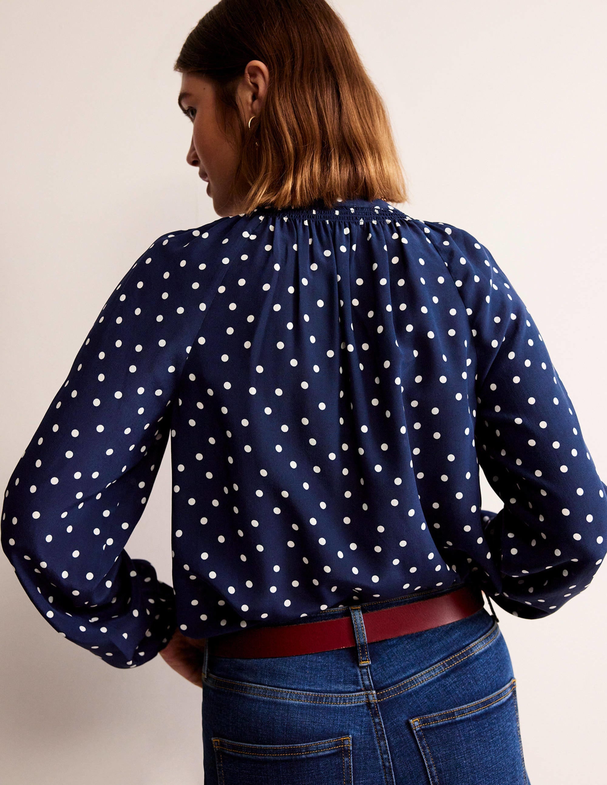 Blouse col froncé en soie-Pois bleu marine - Image 3