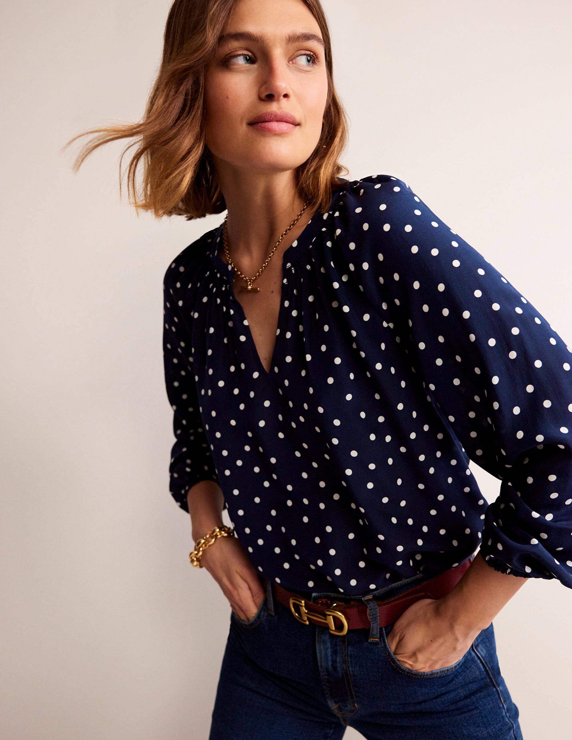 Blouse col froncé en soie-Pois bleu marine - Image 4