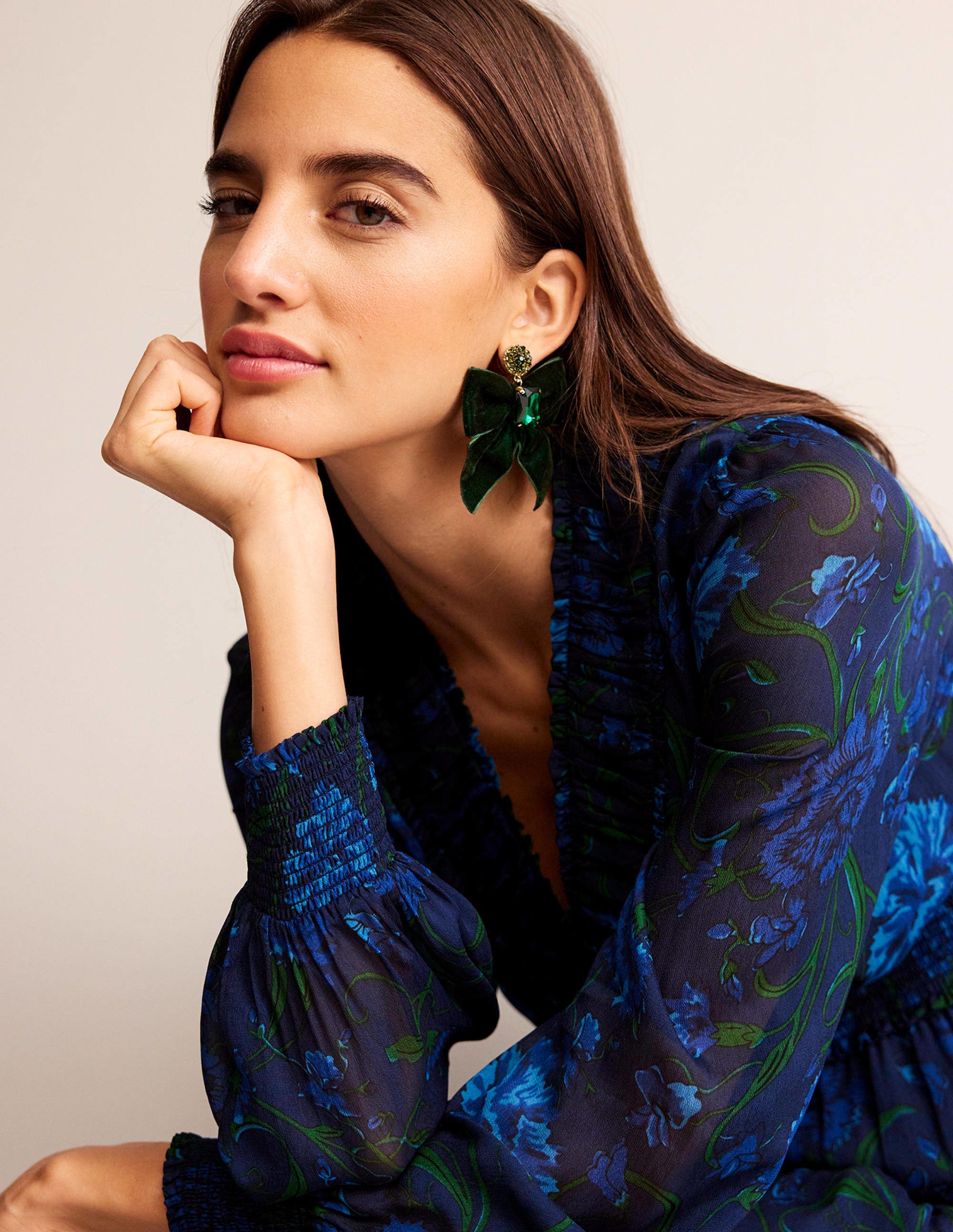 Robe longue florale à col volanté-Bleu marine, freesia - Image 1