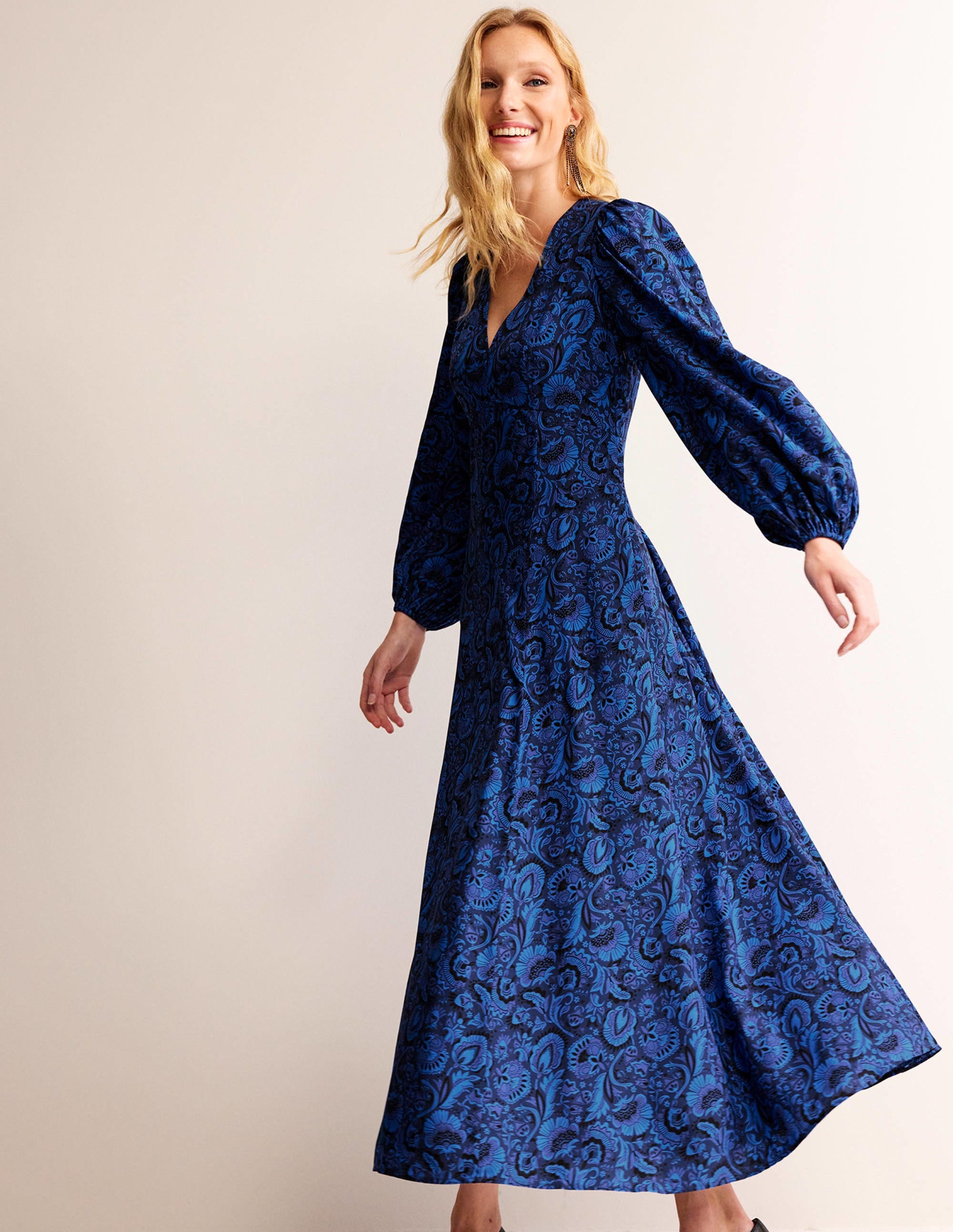 Robe longue style 40s à manches blousantes-Cobalt vif, motif Florist - Image 1