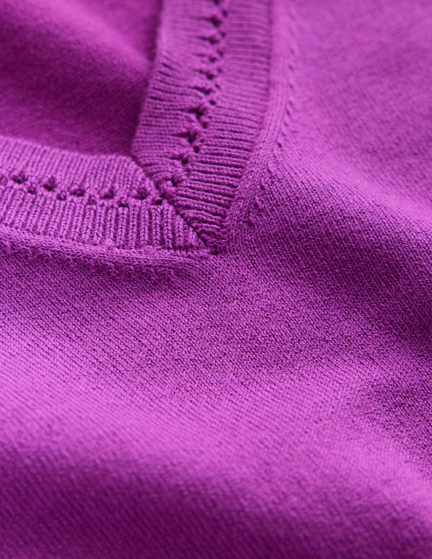 Catriona Pullover aus Baumwolle mit V-Ausschnitt-Edelsteinviolett