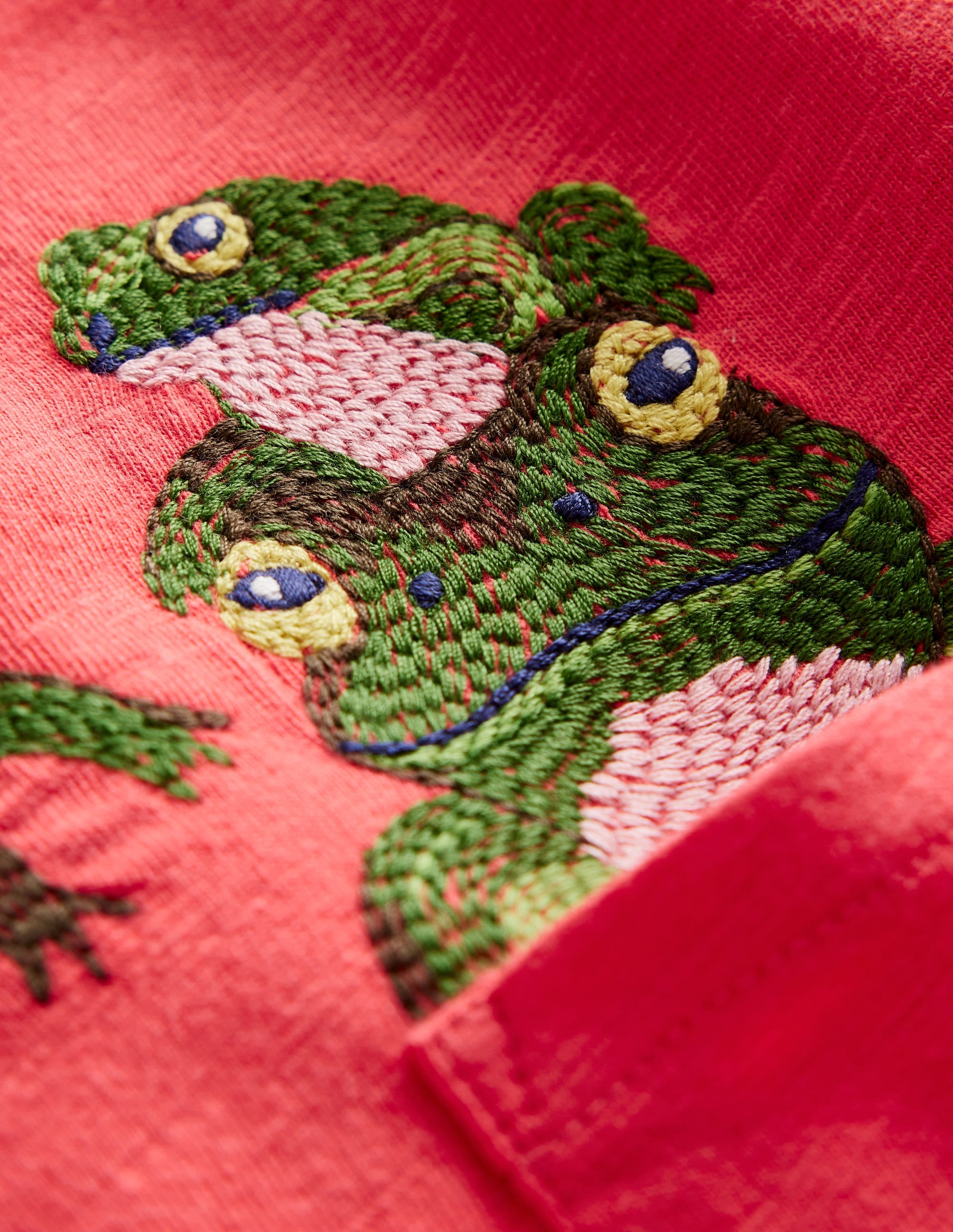 T-Shirt mit Superstitch an Brusttasche-Marmeladenrot Frösche - Image 3