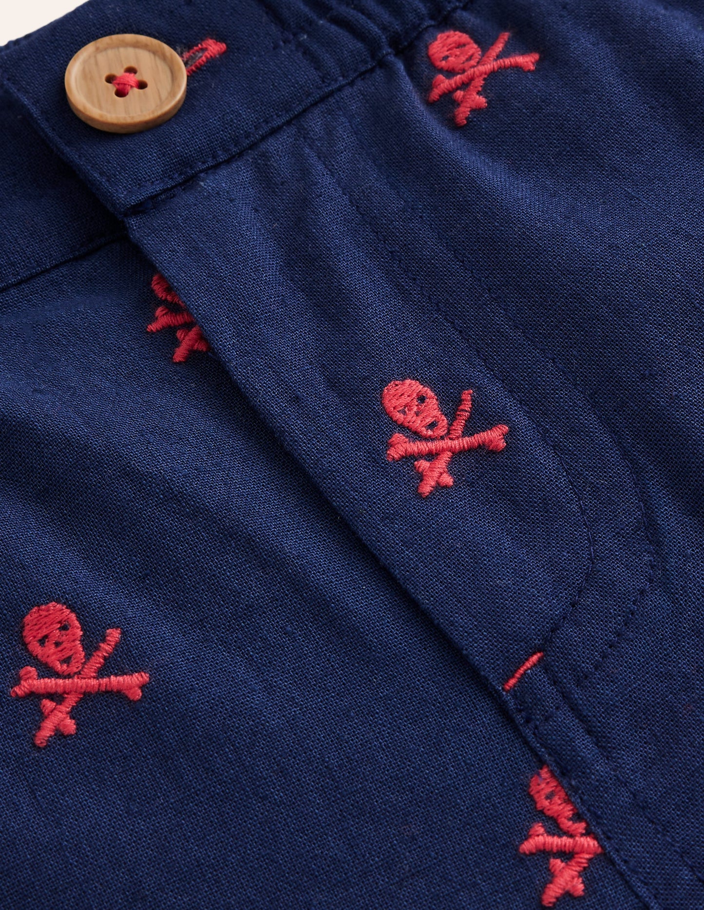 Schicke Shorts mit Umschlag-Schuluniform-Marineblau Totenkopf-Stickerei