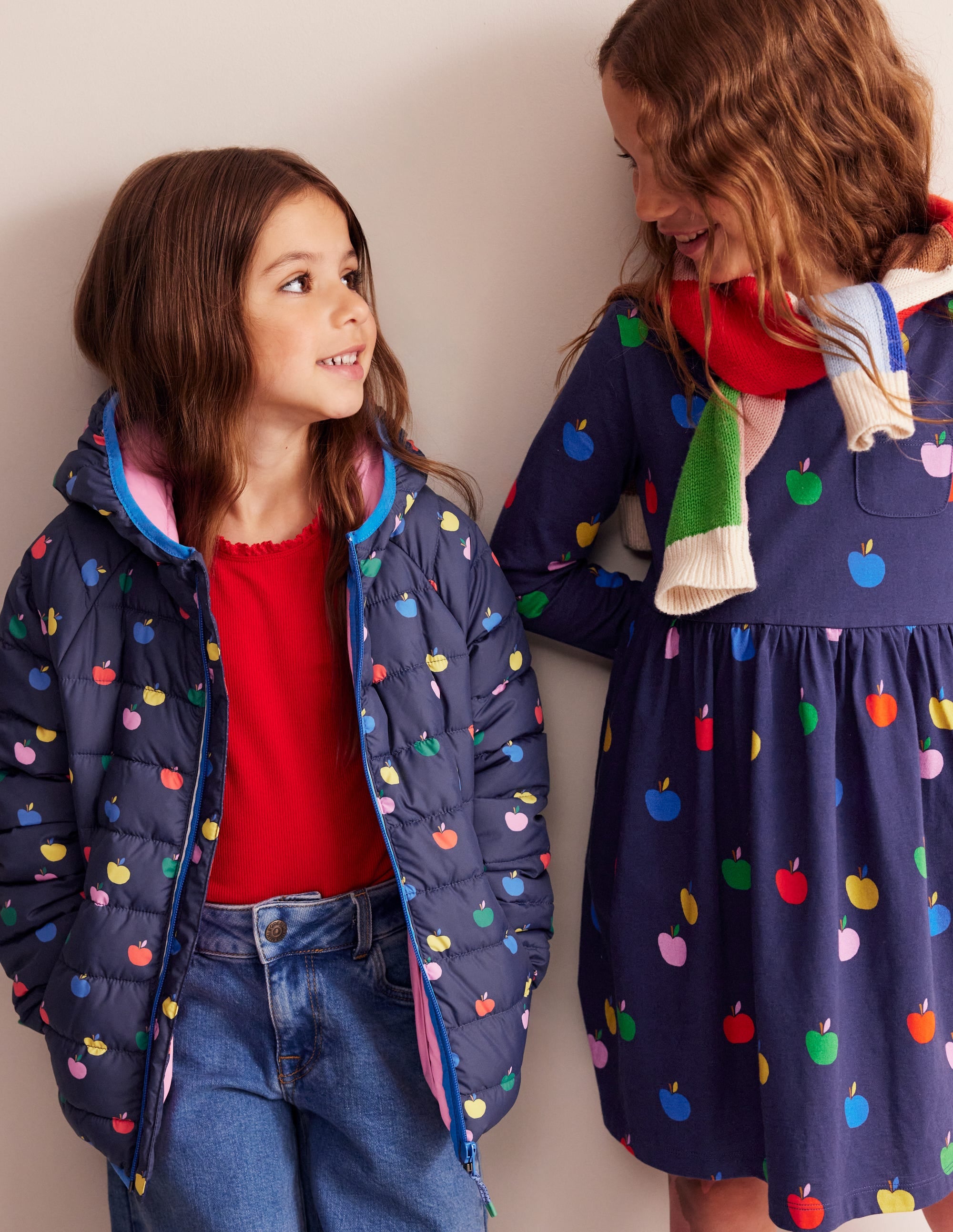 Originelles langärmeliges Jerseykleid-Schuluniform-Marineblau Regenbogen Äpfel - Image 1