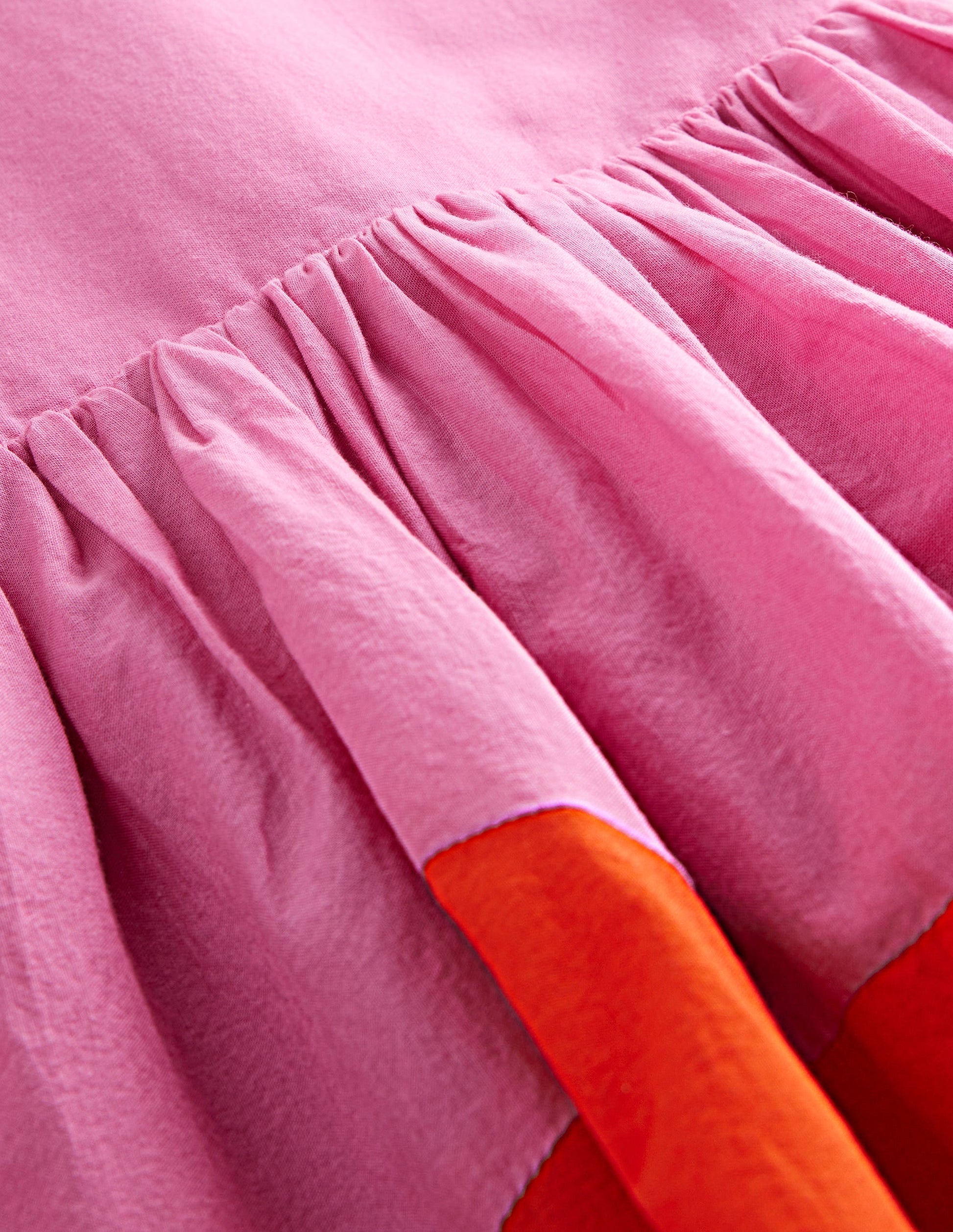 Kleid mit gekreuzten Rückenträgern-Muschelsaum Blockfarben-3