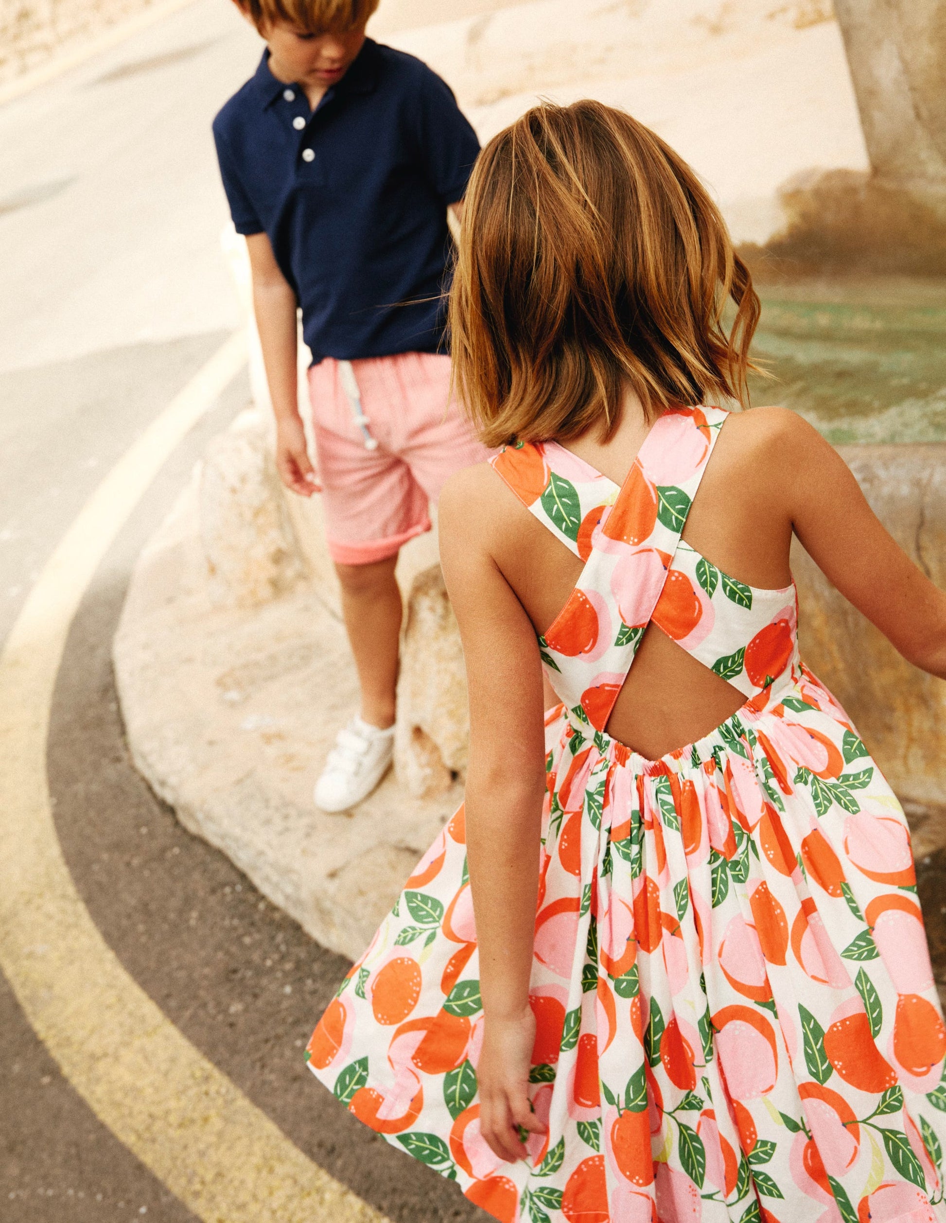 Kleid mit gekreuzten Rückenträgern-Naturweiß Pfirsiche-5