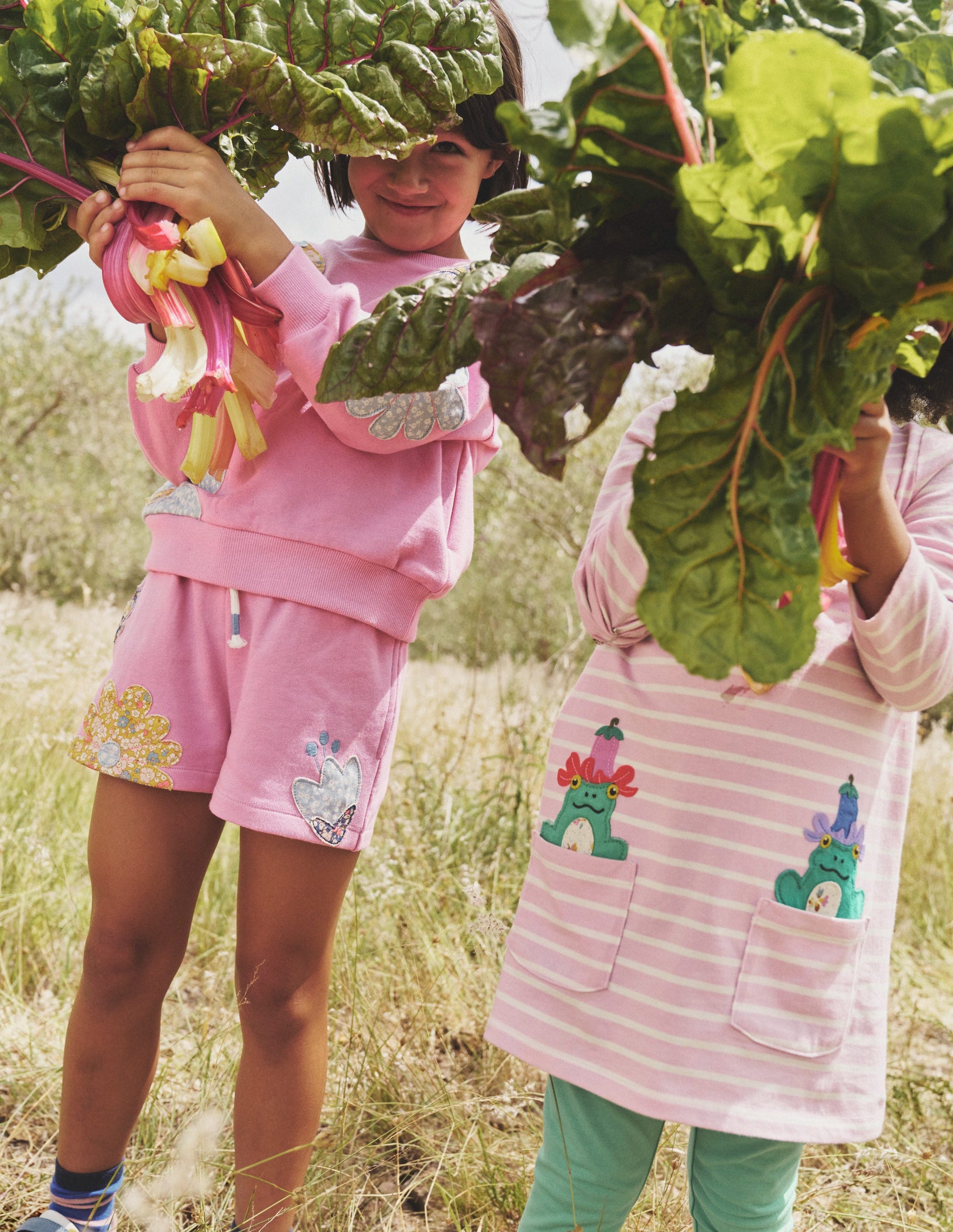 Lockeres Sweatshirt mit Applikationen-Kosmos-Rosa Blume-4