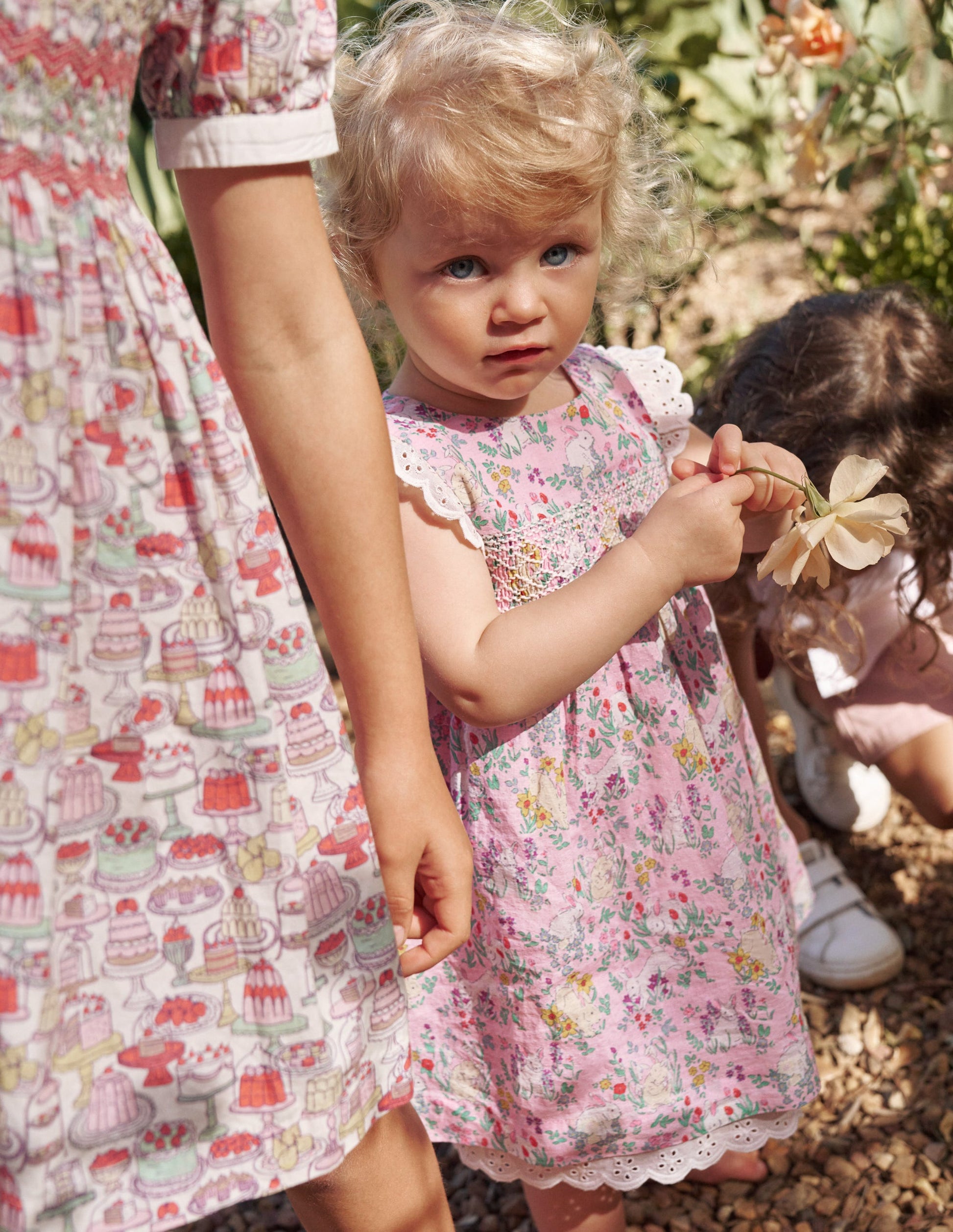 Robe à smocks et détails dentelle-Motif Bunny Meadow pois de senteur-4