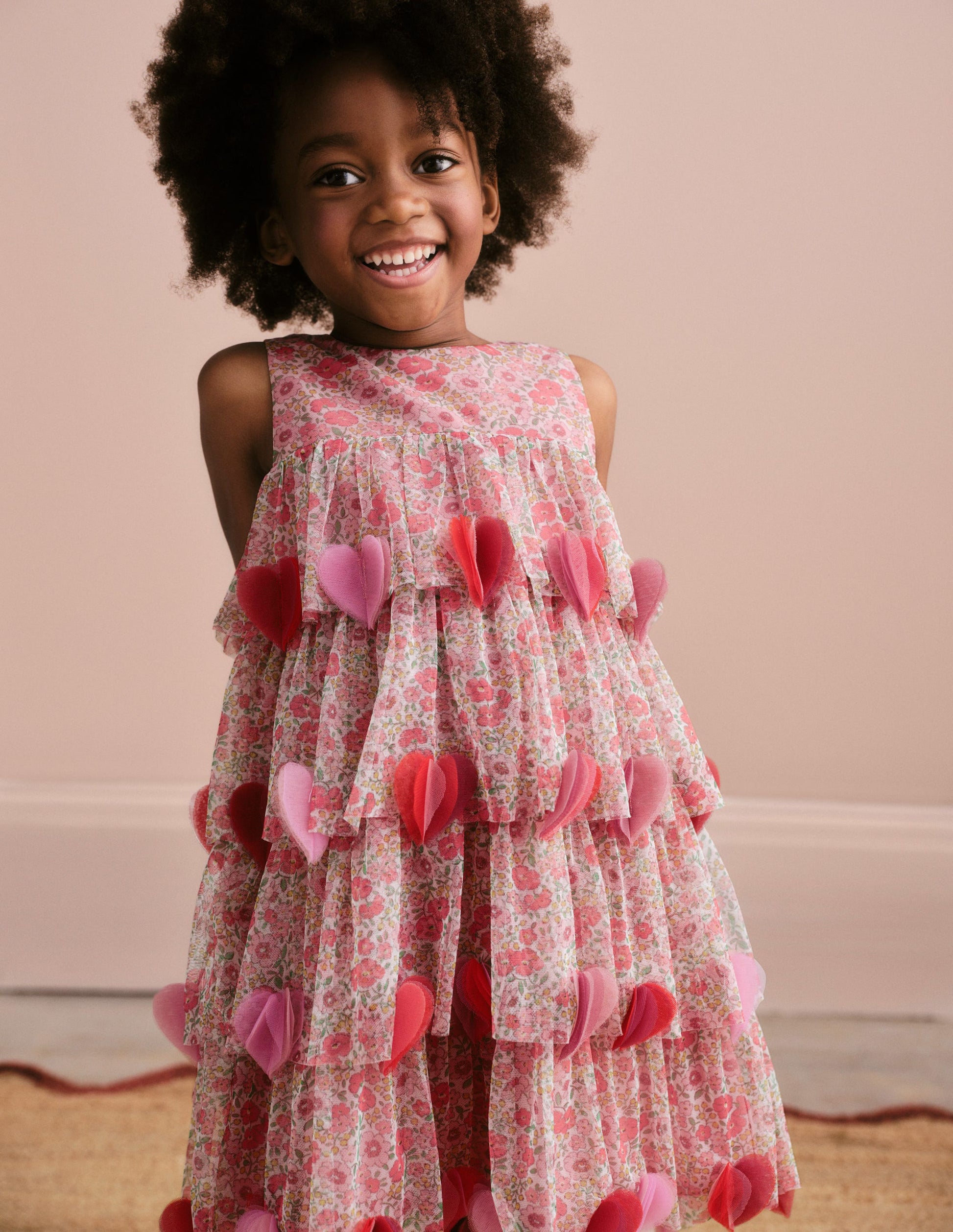Robe de fête avec cœurs vaporeux-Lit de fleurs rose-4