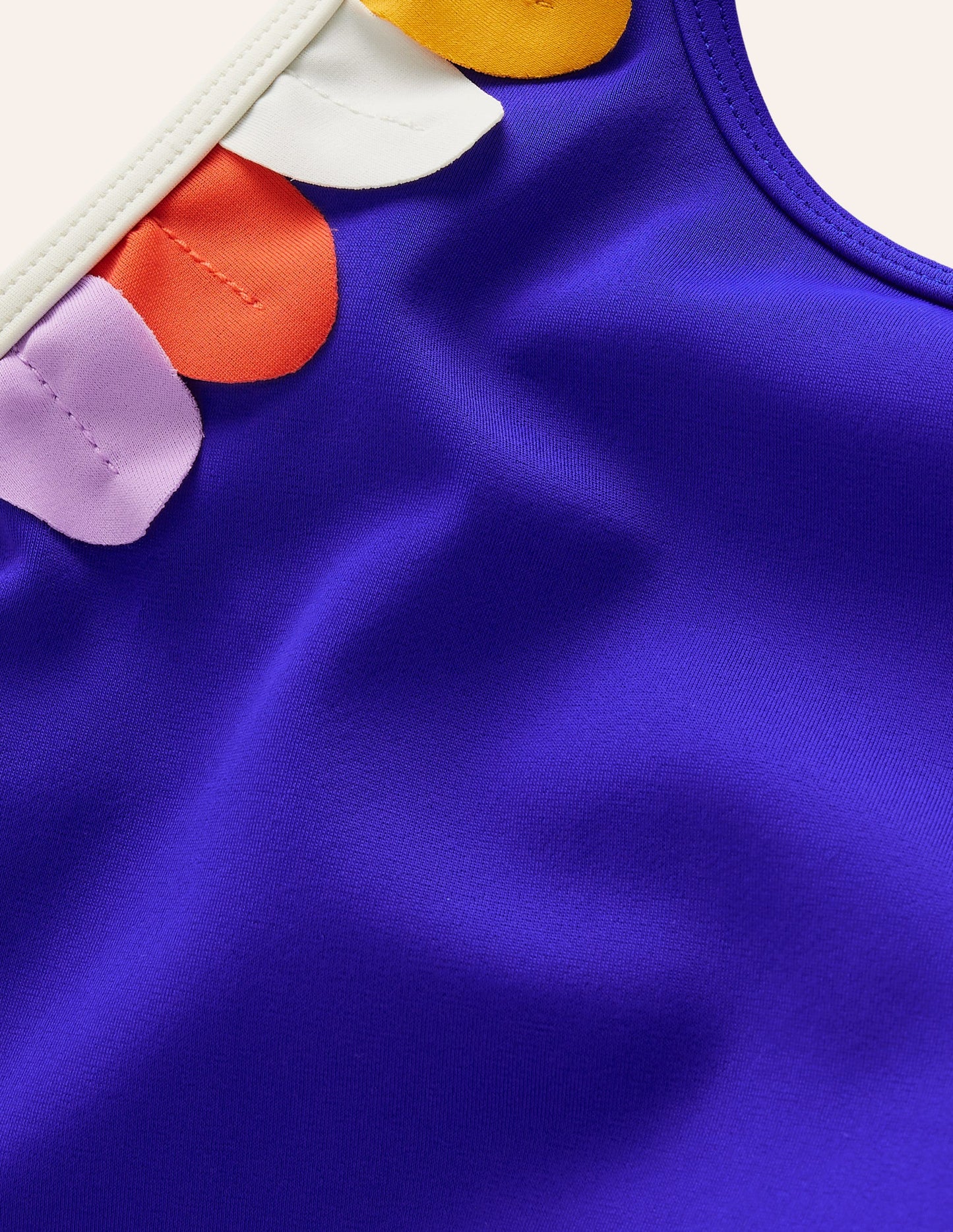 Badeanzug mit Blumen-Cut-outs-Tiefblau Bunt Gänseblümchen