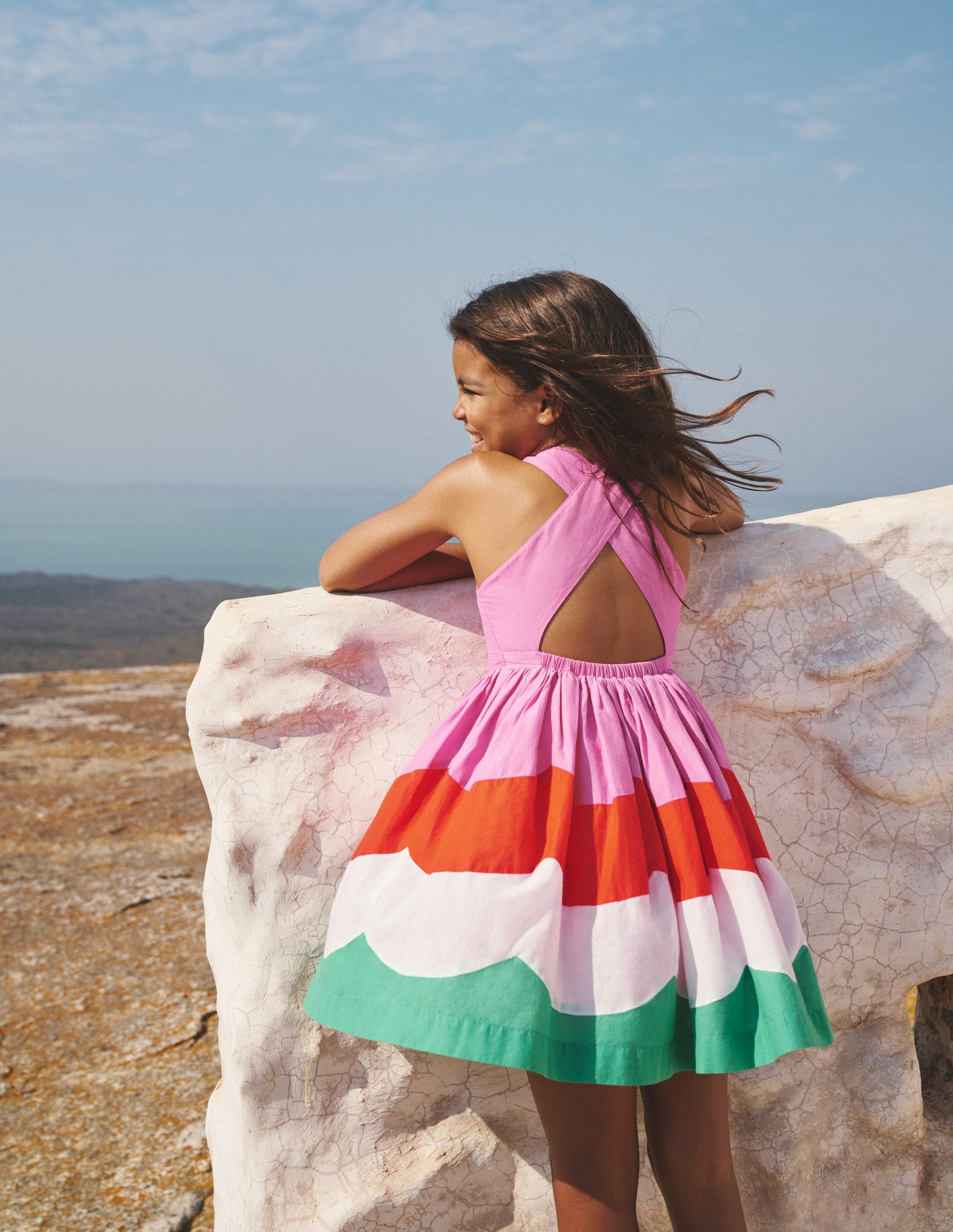 Kleid mit gekreuzten Rückenträgern-Muschelsaum Blockfarben-4