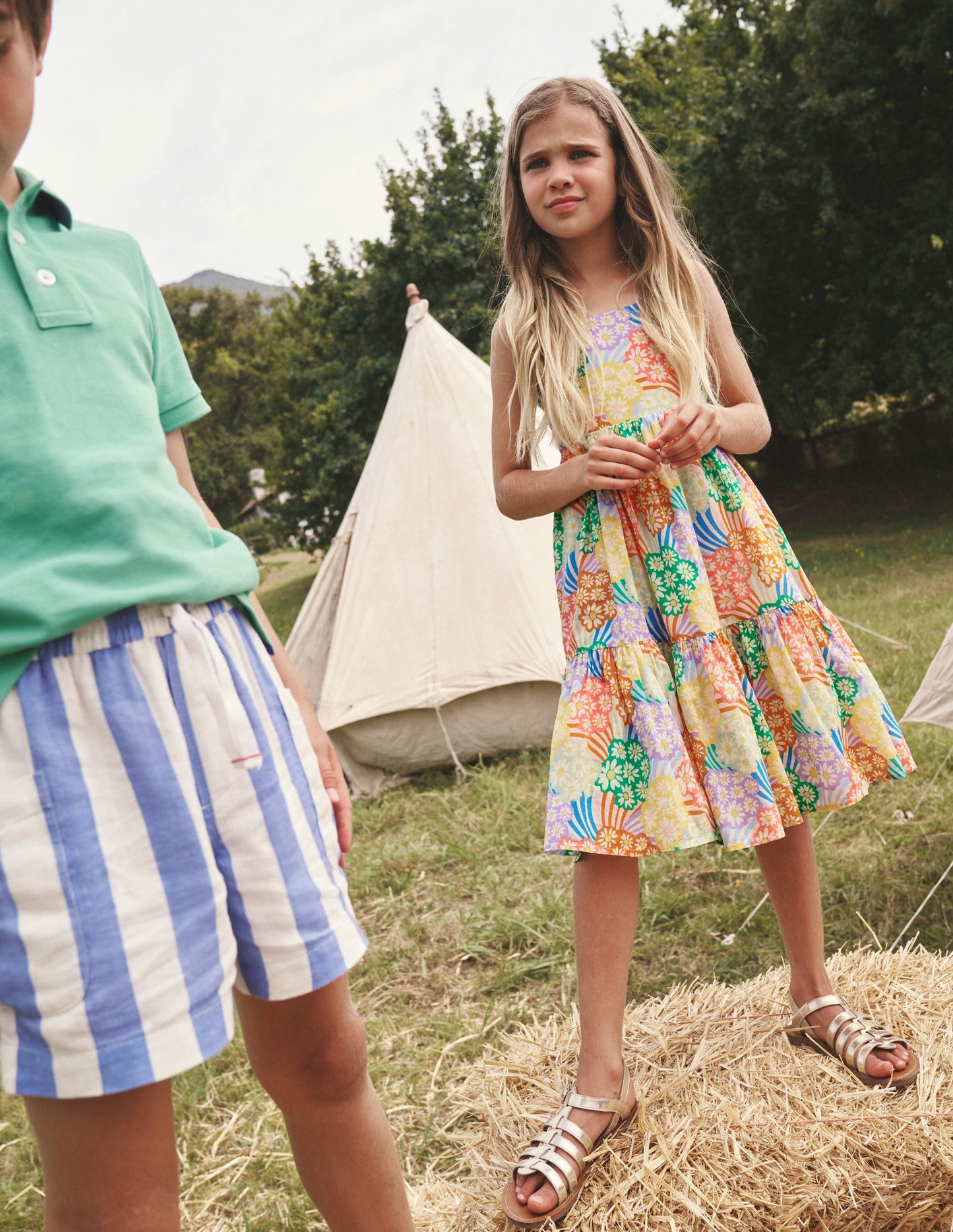 Gestuftes Sommerkleid zum Herumwirbeln-Bunt Regenbogen Gänseblümchen